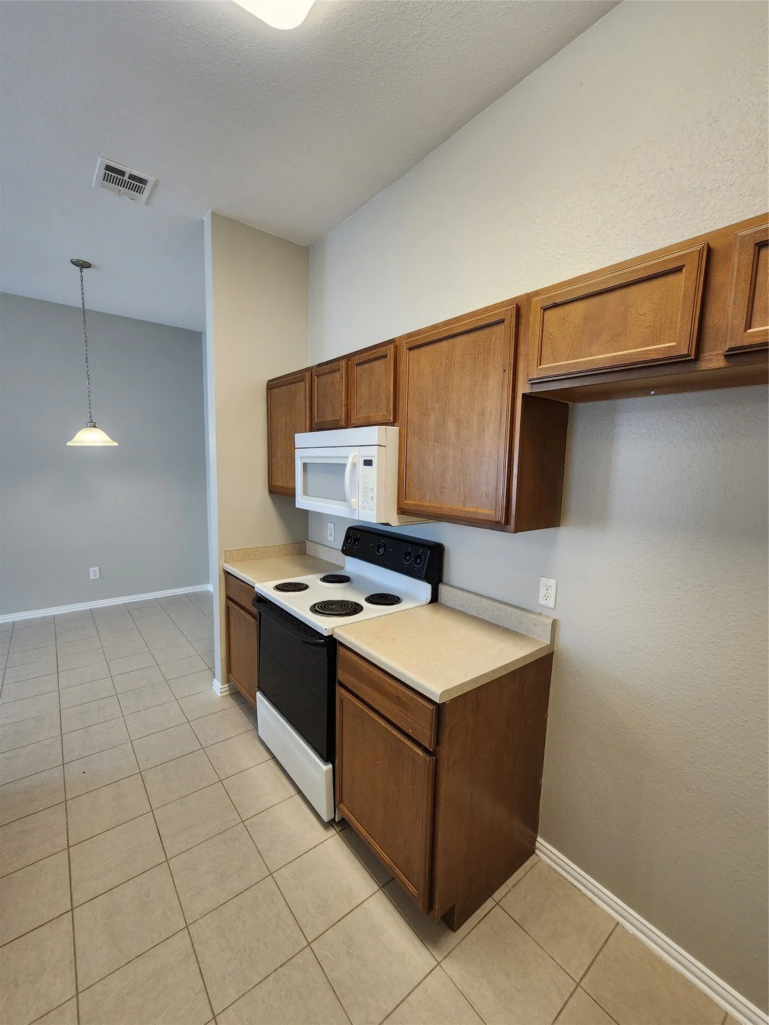 Duplex For Rent in Tarrant County , 209 Deborah Lane, Crowley, Texas 76036, 3 Bedroom, 2 Bathroom, 2 Garage spaces, 1,225 Sqft, built in 2005, mls#21398292, Real Estate Agent in Crowley, Homes For Rent in Tarrant county, Homes For Rent in Crowley, Realtor in Crowley Texas, Real Estate Brokerage Independent Realty Texas, Luminita Cordes Realtor