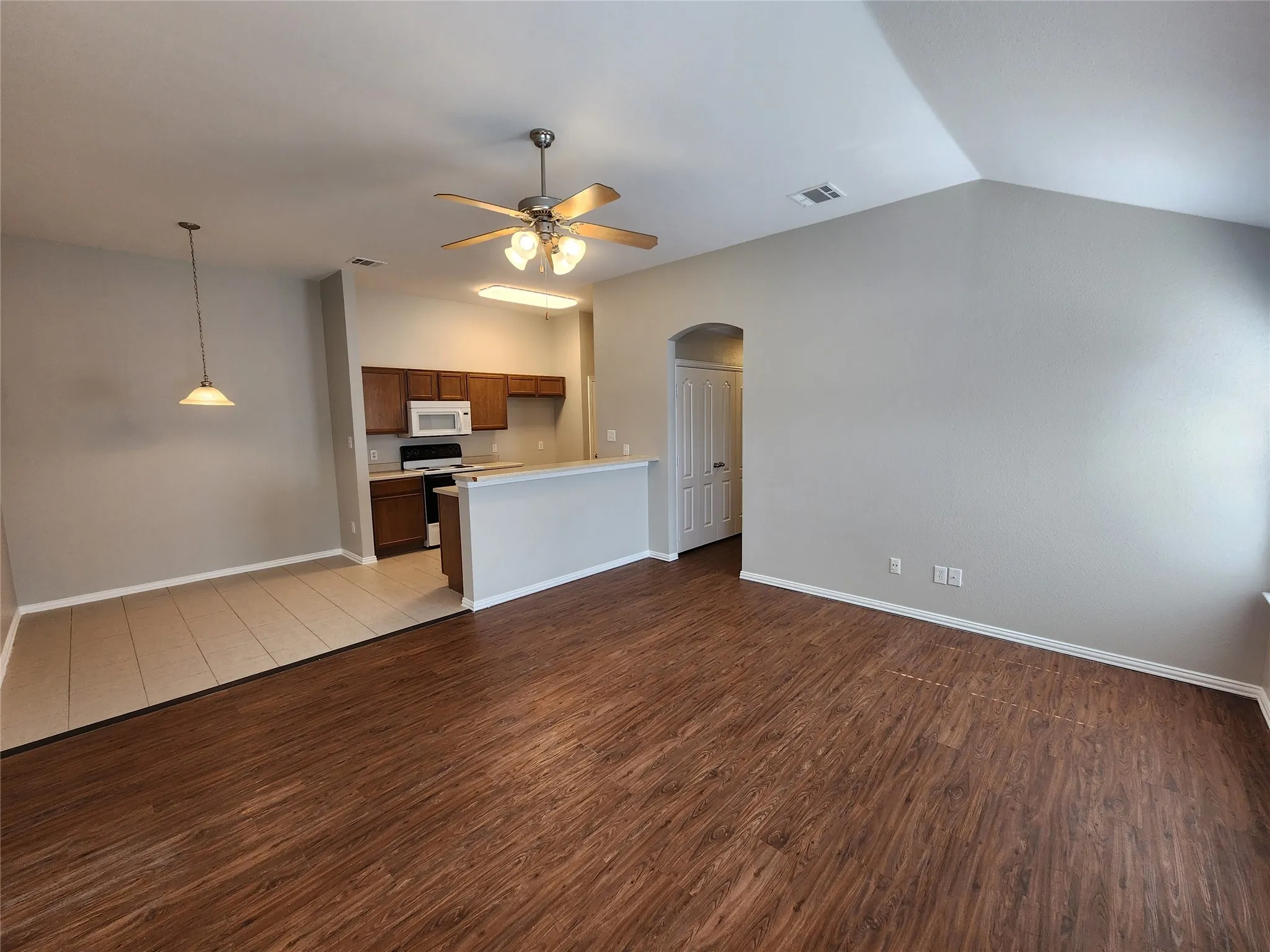 Duplex For Rent in Tarrant County , 209 Deborah Lane, Crowley, Texas 76036, 3 Bedroom, 2 Bathroom, 2 Garage spaces, 1,225 Sqft, built in 2005, mls#21398292, Real Estate Agent in Crowley, Homes For Rent in Tarrant county, Homes For Rent in Crowley, Realtor in Crowley Texas, Real Estate Brokerage Independent Realty Texas, Luminita Cordes Realtor