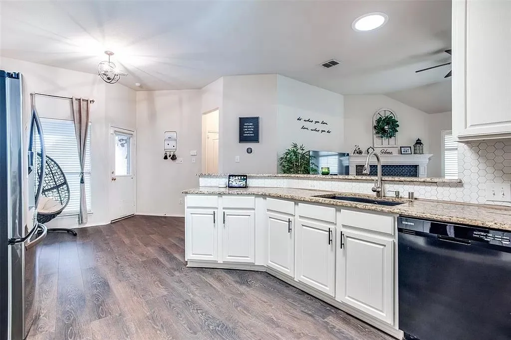 Single Family Residence For Rent in Collin County , 11348 Lockshire Drive, Frisco, Texas 75035, 3 Bedroom, 2 Bathroom, 2 Garage spaces, 1,594 Sqft, built in 1999, mls#21398297, Real Estate Agent in Frisco, Homes For Rent in Collin county, Homes For Rent in Frisco, Realtor in Frisco Texas, Real Estate Brokerage Independent Realty Texas, Luminita Cordes Realtor