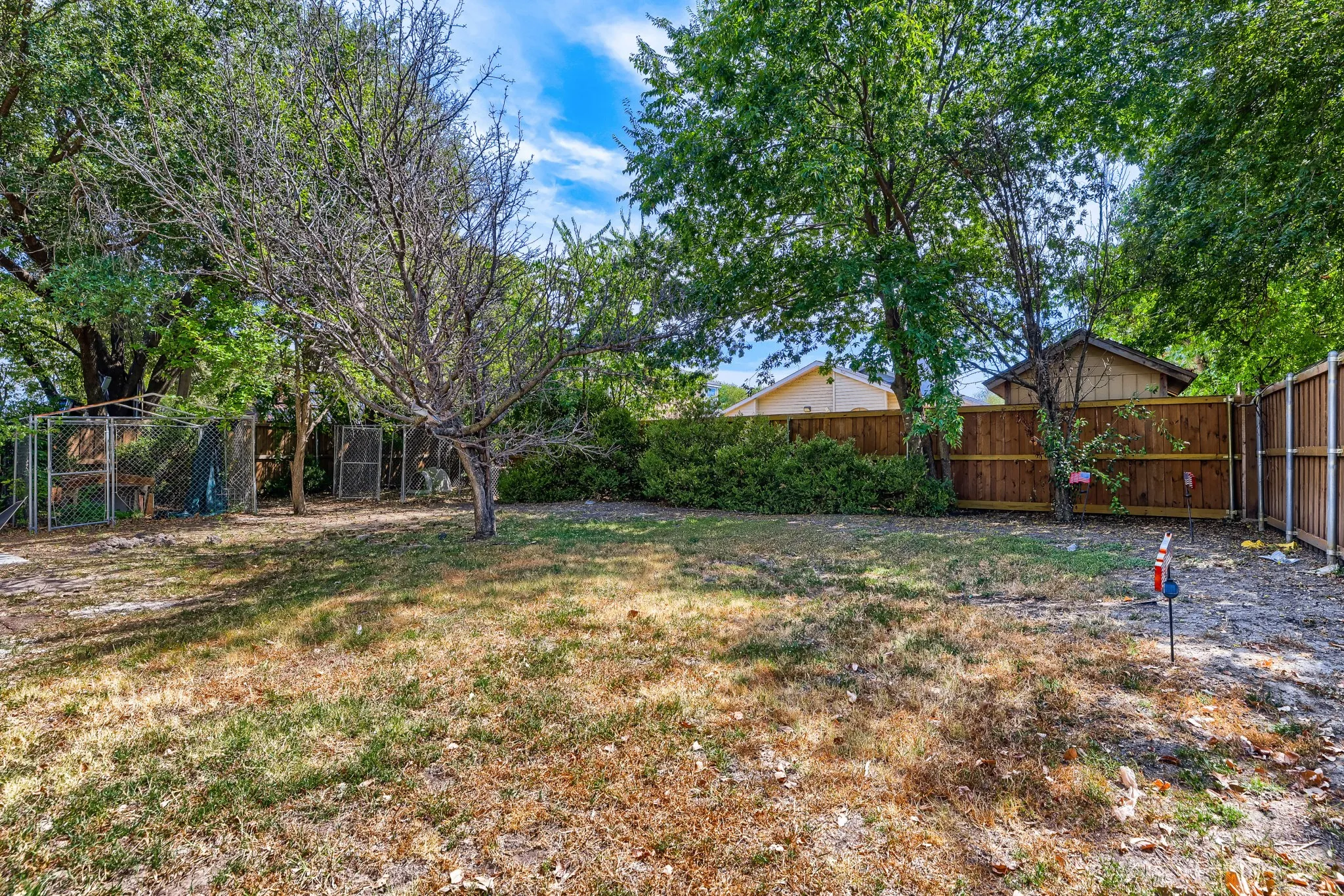 Single Family Residence For Sale in Dallas County , 7810 Ivy Lane, Rowlett, Texas 75089, 3 Bedroom, 2 Bathroom, 2 Garage spaces, 1,385 Sqft, built in 1986, mls#21395487, Real Estate Agent in Rowlett, Homes For Sale in Dallas county, Homes For Sale in Rowlett, Realtor in Rowlett Texas, Real Estate Brokerage Independent Realty Texas, Luminita Cordes Realtor