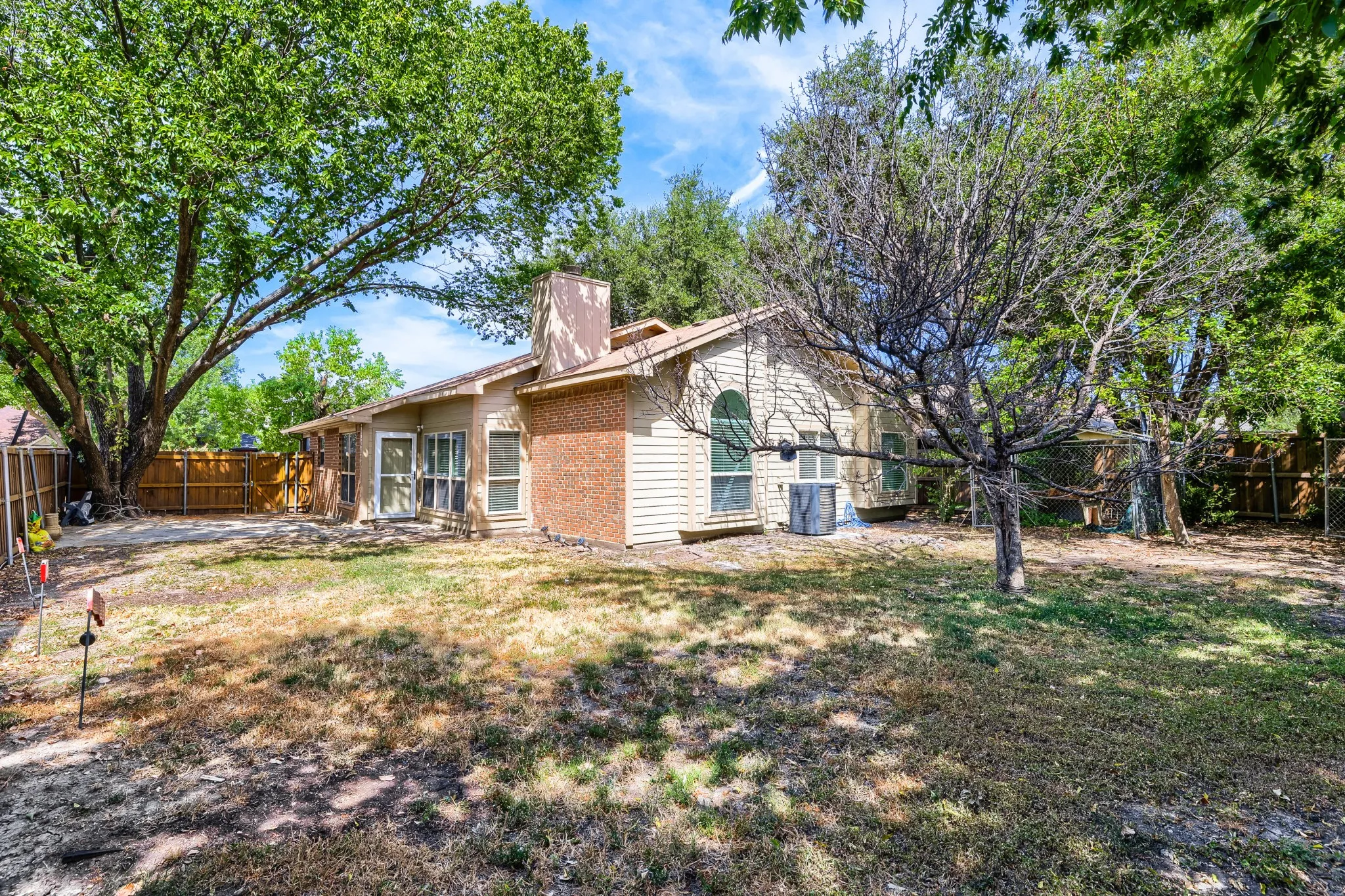 Single Family Residence For Sale in Dallas County , 7810 Ivy Lane, Rowlett, Texas 75089, 3 Bedroom, 2 Bathroom, 2 Garage spaces, 1,385 Sqft, built in 1986, mls#21395487, Real Estate Agent in Rowlett, Homes For Sale in Dallas county, Homes For Sale in Rowlett, Realtor in Rowlett Texas, Real Estate Brokerage Independent Realty Texas, Luminita Cordes Realtor