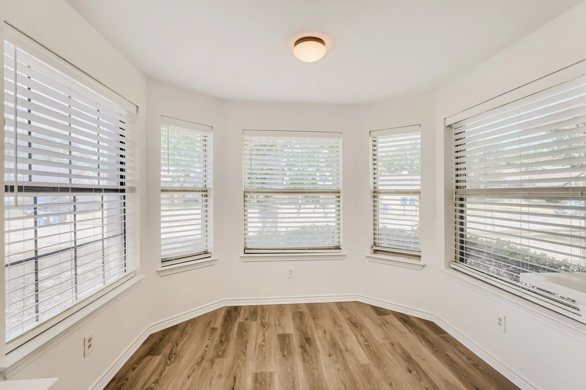 Single Family Residence For Sale in Dallas County , 7810 Ivy Lane, Rowlett, Texas 75089, 3 Bedroom, 2 Bathroom, 2 Garage spaces, 1,385 Sqft, built in 1986, mls#21395487, Real Estate Agent in Rowlett, Homes For Sale in Dallas county, Homes For Sale in Rowlett, Realtor in Rowlett Texas, Real Estate Brokerage Independent Realty Texas, Luminita Cordes Realtor