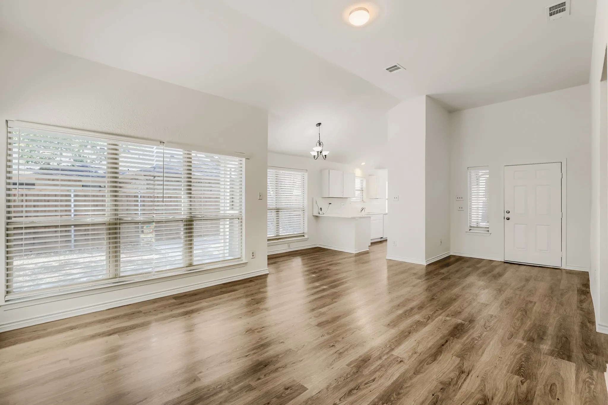 Single Family Residence For Sale in Dallas County , 7810 Ivy Lane, Rowlett, Texas 75089, 3 Bedroom, 2 Bathroom, 2 Garage spaces, 1,385 Sqft, built in 1986, mls#21395487, Real Estate Agent in Rowlett, Homes For Sale in Dallas county, Homes For Sale in Rowlett, Realtor in Rowlett Texas, Real Estate Brokerage Independent Realty Texas, Luminita Cordes Realtor