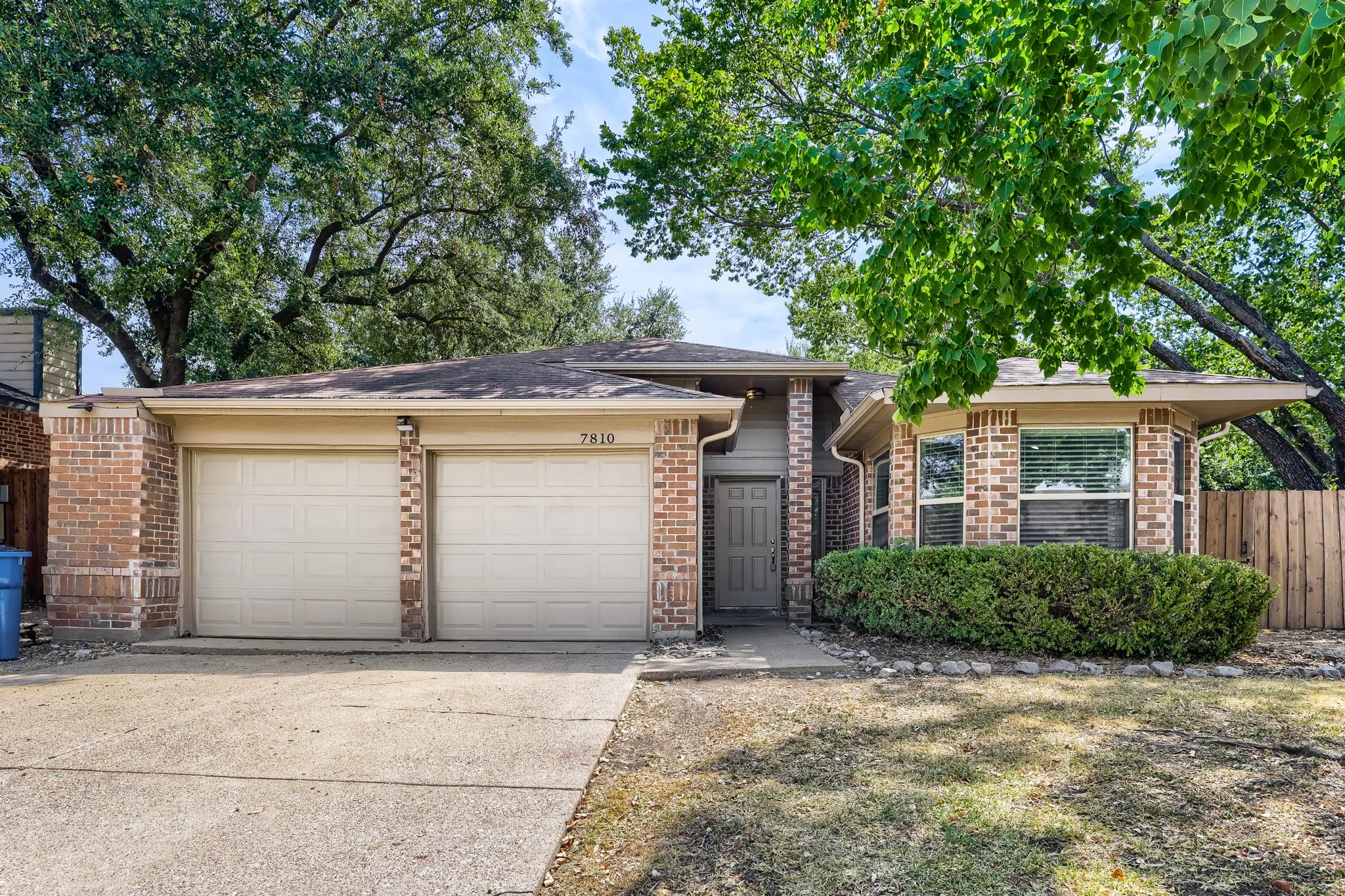 Single Family Residence For Sale in Dallas County , 7810 Ivy Lane, Rowlett, Texas 75089, 3 Bedroom, 2 Bathroom, 2 Garage spaces, 1,385 Sqft, built in 1986, mls#21395487, Real Estate Agent in Rowlett, Homes For Sale in Dallas county, Homes For Sale in Rowlett, Realtor in Rowlett Texas, Real Estate Brokerage Independent Realty Texas, Luminita Cordes Realtor