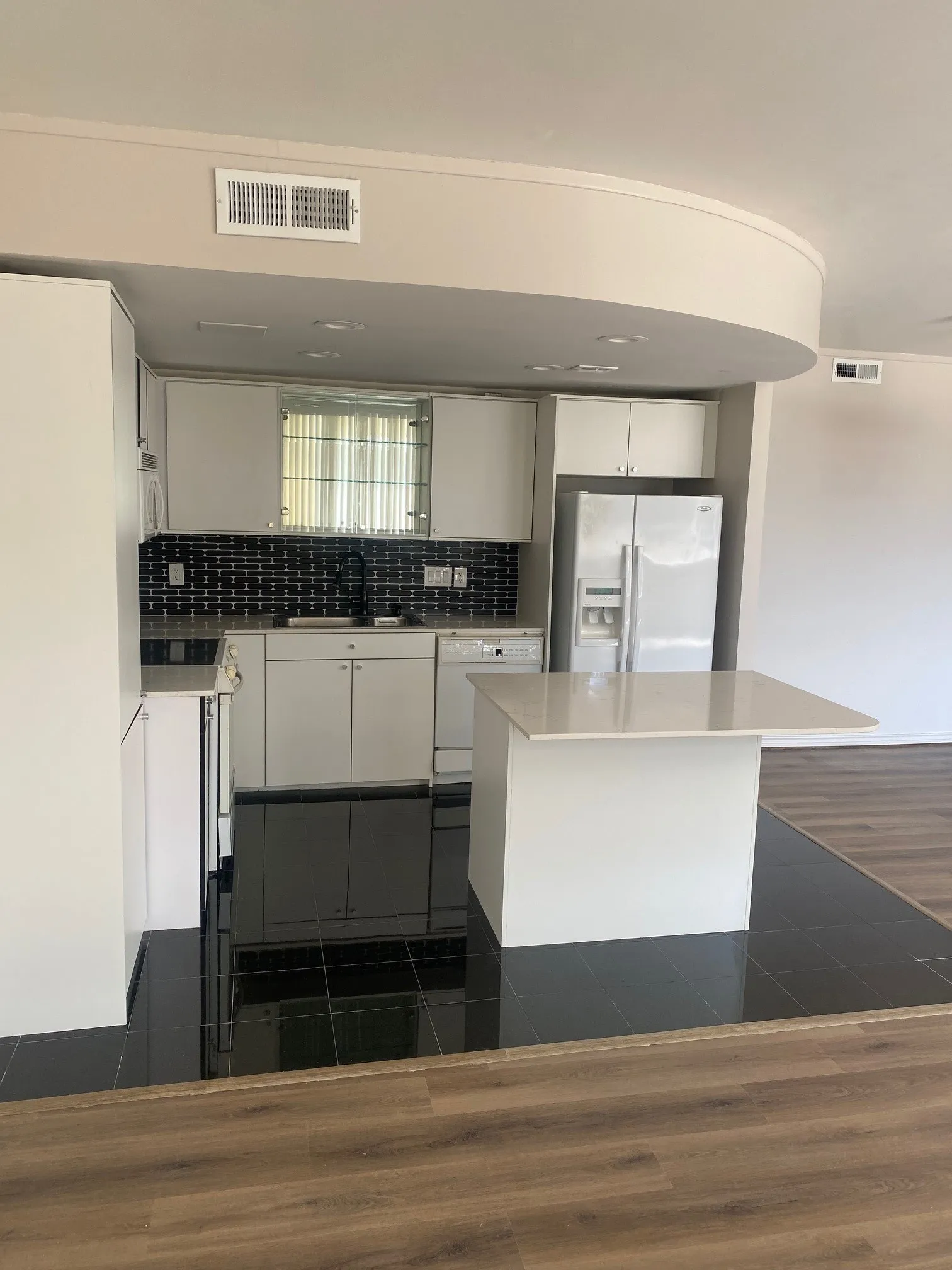 Condominium For Sale in Dallas County , 6211 W Northwest Highway 307, Dallas, Texas 75225, 2 Bedroom, 2 Bathroom, 1 Garage spaces, 1,115 Sqft, built in 1966, mls#21389507, Real Estate Agent in Dallas, Homes For Sale in Dallas county, Homes For Sale in Dallas, Realtor in Dallas Texas, Real Estate Brokerage Independent Realty Texas, Luminita Cordes Realtor