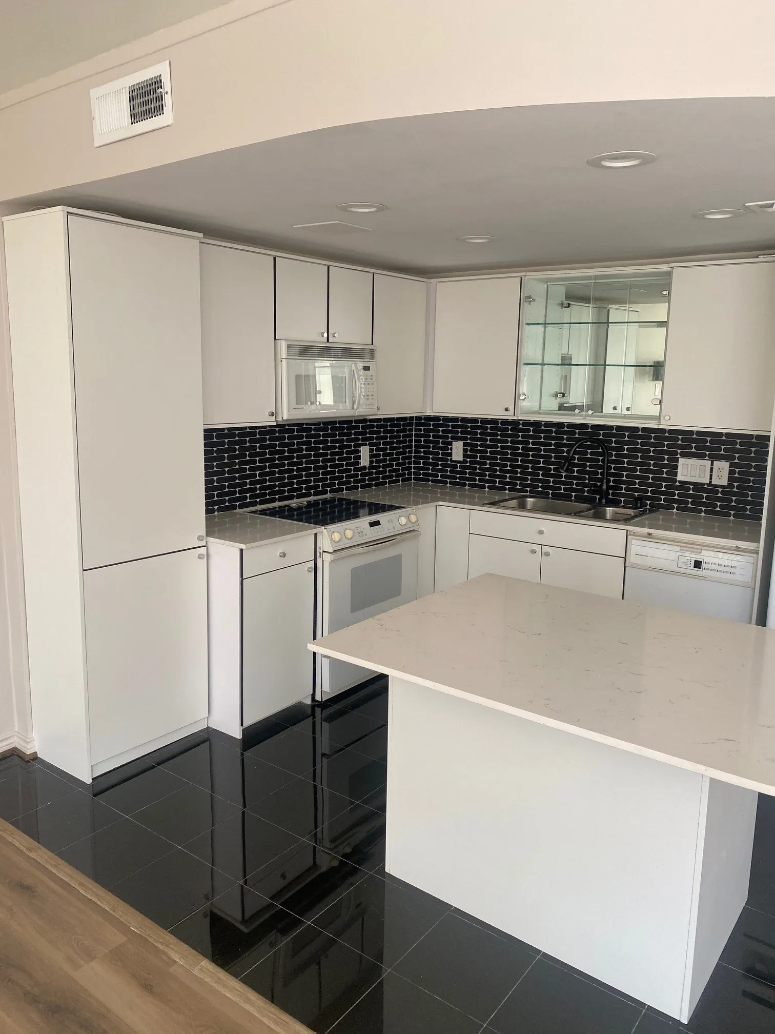 Condominium For Sale in Dallas County , 6211 W Northwest Highway 307, Dallas, Texas 75225, 2 Bedroom, 2 Bathroom, 1 Garage spaces, 1,115 Sqft, built in 1966, mls#21389507, Real Estate Agent in Dallas, Homes For Sale in Dallas county, Homes For Sale in Dallas, Realtor in Dallas Texas, Real Estate Brokerage Independent Realty Texas, Luminita Cordes Realtor