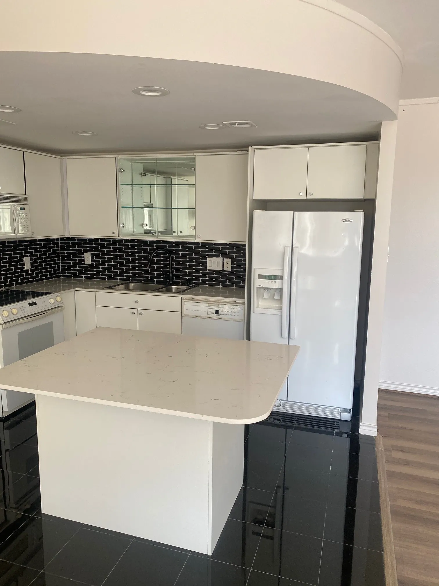 Condominium For Sale in Dallas County , 6211 W Northwest Highway 307, Dallas, Texas 75225, 2 Bedroom, 2 Bathroom, 1 Garage spaces, 1,115 Sqft, built in 1966, mls#21389507, Real Estate Agent in Dallas, Homes For Sale in Dallas county, Homes For Sale in Dallas, Realtor in Dallas Texas, Real Estate Brokerage Independent Realty Texas, Luminita Cordes Realtor