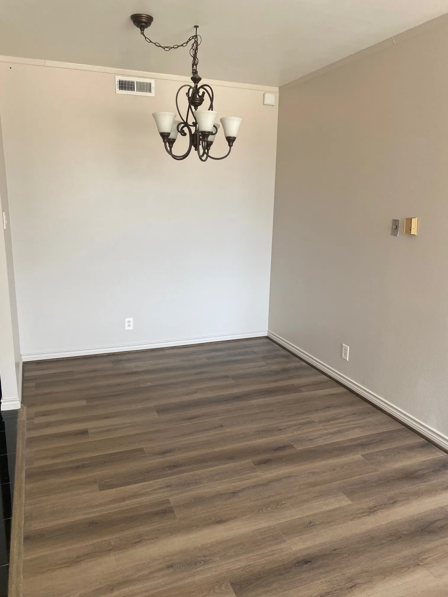 Condominium For Sale in Dallas County , 6211 W Northwest Highway 307, Dallas, Texas 75225, 2 Bedroom, 2 Bathroom, 1 Garage spaces, 1,115 Sqft, built in 1966, mls#21389507, Real Estate Agent in Dallas, Homes For Sale in Dallas county, Homes For Sale in Dallas, Realtor in Dallas Texas, Real Estate Brokerage Independent Realty Texas, Luminita Cordes Realtor
