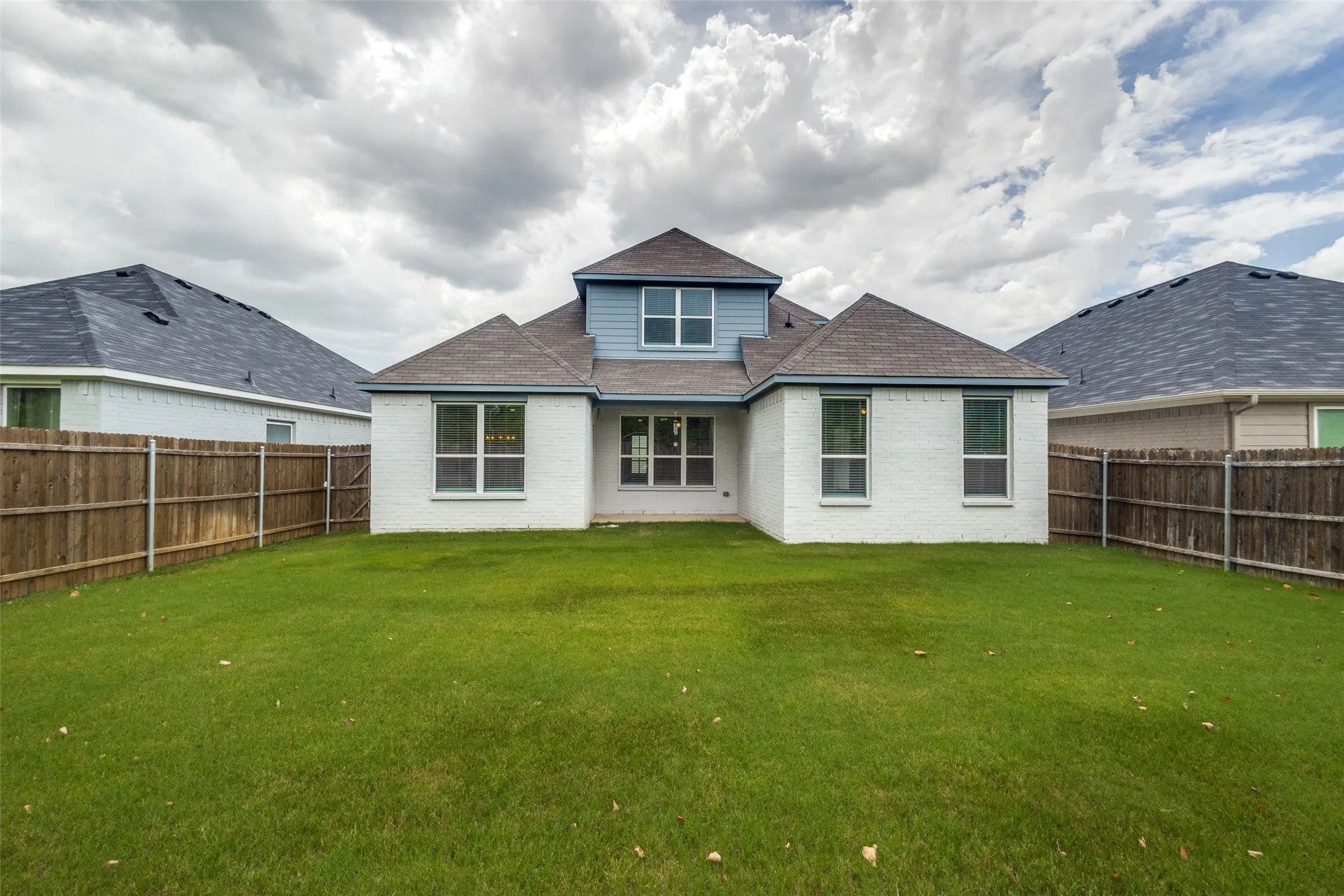 Single Family Residence For Rent in Denton County , 2405 Donella Drive, Denton, Texas 76207, 3 Bedroom, 2 Bathroom, 2 Garage spaces, 2,216 Sqft, built in 2022, mls#21398281, Real Estate Agent in Denton, Homes For Rent in Denton county, Homes For Rent in Denton, Realtor in Denton Texas, Real Estate Brokerage Independent Realty Texas, Luminita Cordes Realtor
