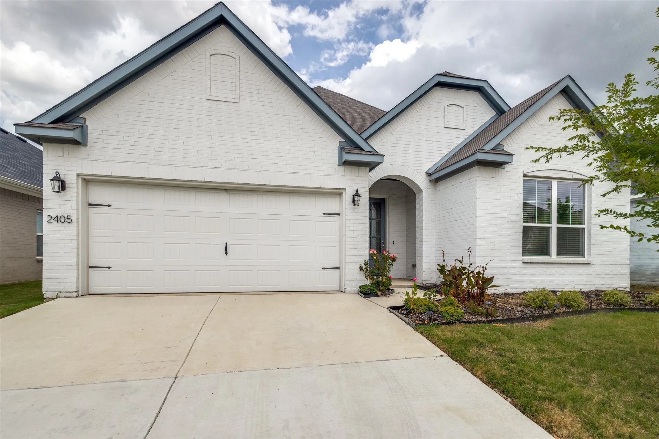 Single Family Residence For Rent in Denton County , 2405 Donella Drive, Denton, Texas 76207, 3 Bedroom, 2 Bathroom, 2 Garage spaces, 2,216 Sqft, built in 2022, mls#21398281, Real Estate Agent in Denton, Homes For Rent in Denton county, Homes For Rent in Denton, Realtor in Denton Texas, Real Estate Brokerage Independent Realty Texas, Luminita Cordes Realtor