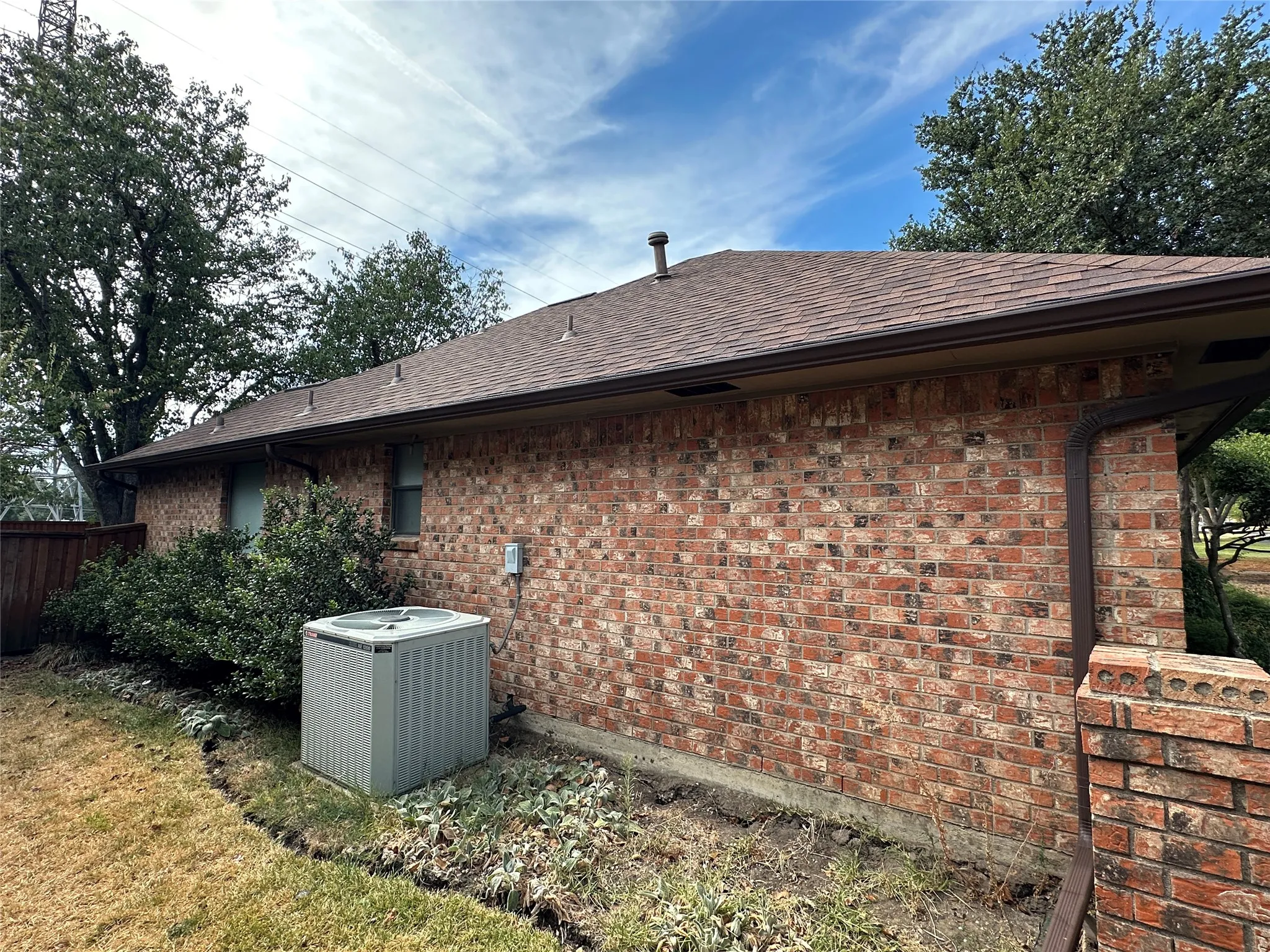 Single Family Residence For Sale in Dallas County , 1420 Oxford Place, Mesquite, Texas 75149, 3 Bedroom, 2 Bathroom, 2 Garage spaces, 1,891 Sqft, built in 1981, mls#21397456, Real Estate Agent in Mesquite, Homes For Sale in Dallas county, Homes For Sale in Mesquite, Realtor in Mesquite Texas, Real Estate Brokerage Independent Realty Texas, Luminita Cordes Realtor
