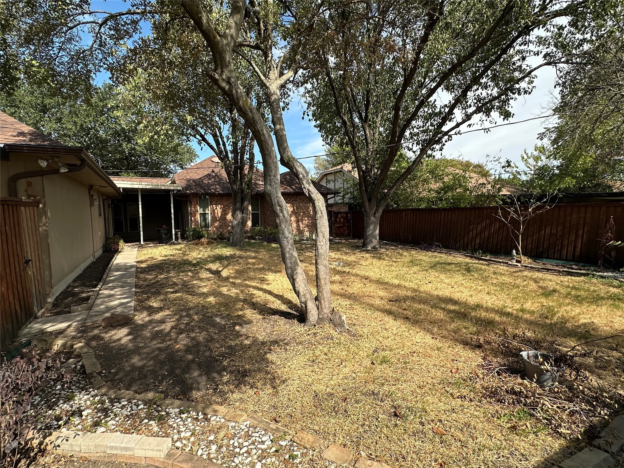 Single Family Residence For Sale in Dallas County , 1420 Oxford Place, Mesquite, Texas 75149, 3 Bedroom, 2 Bathroom, 2 Garage spaces, 1,891 Sqft, built in 1981, mls#21397456, Real Estate Agent in Mesquite, Homes For Sale in Dallas county, Homes For Sale in Mesquite, Realtor in Mesquite Texas, Real Estate Brokerage Independent Realty Texas, Luminita Cordes Realtor