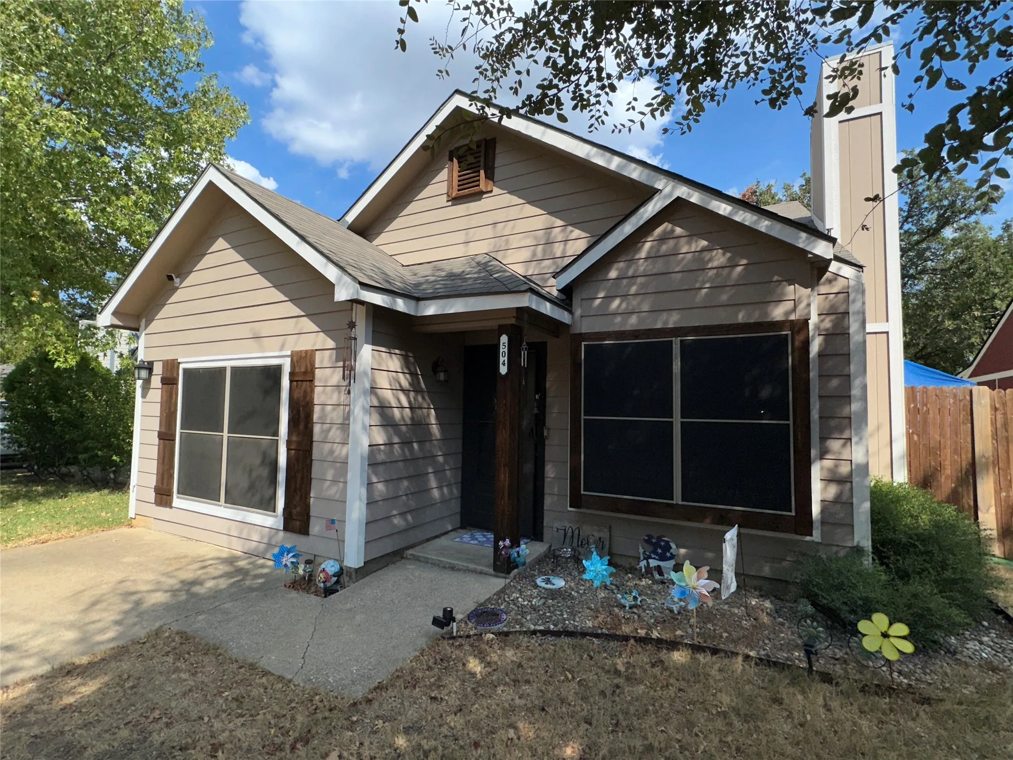 Single Family Residence For Sale in Dallas County , 504 Rustic Court, Irving, Texas 75060, 3 Bedroom, 2 Bathroom, Garage spaces, 1,173 Sqft, built in 1986, mls#21396840, Real Estate Agent in Irving, Homes For Sale in Dallas county, Homes For Sale in Irving, Realtor in Irving Texas, Real Estate Brokerage Independent Realty Texas, Luminita Cordes Realtor
