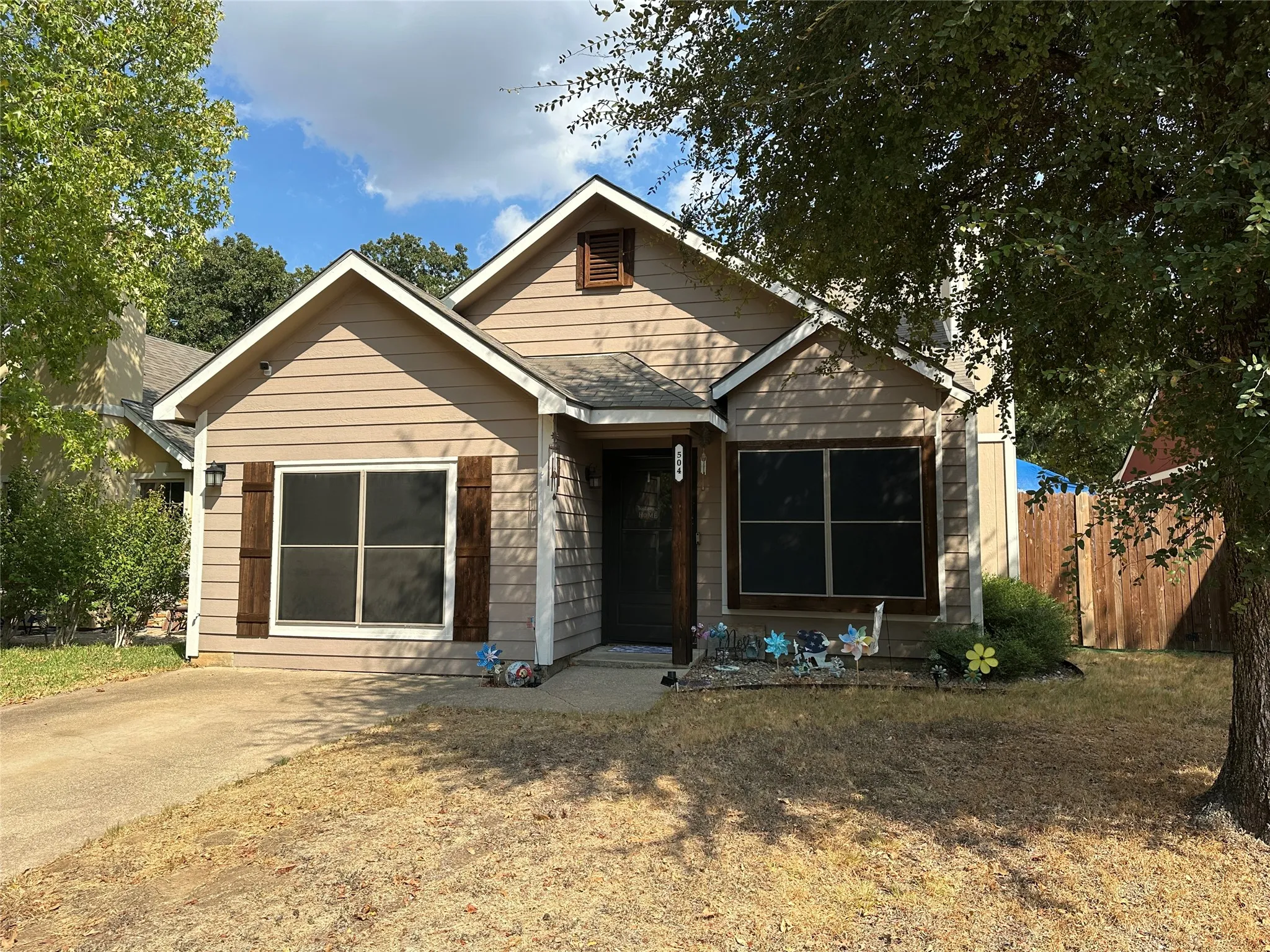 Single Family Residence For Sale in Dallas County , 504 Rustic Court, Irving, Texas 75060, 3 Bedroom, 2 Bathroom, Garage spaces, 1,173 Sqft, built in 1986, mls#21396840, Real Estate Agent in Irving, Homes For Sale in Dallas county, Homes For Sale in Irving, Realtor in Irving Texas, Real Estate Brokerage Independent Realty Texas, Luminita Cordes Realtor