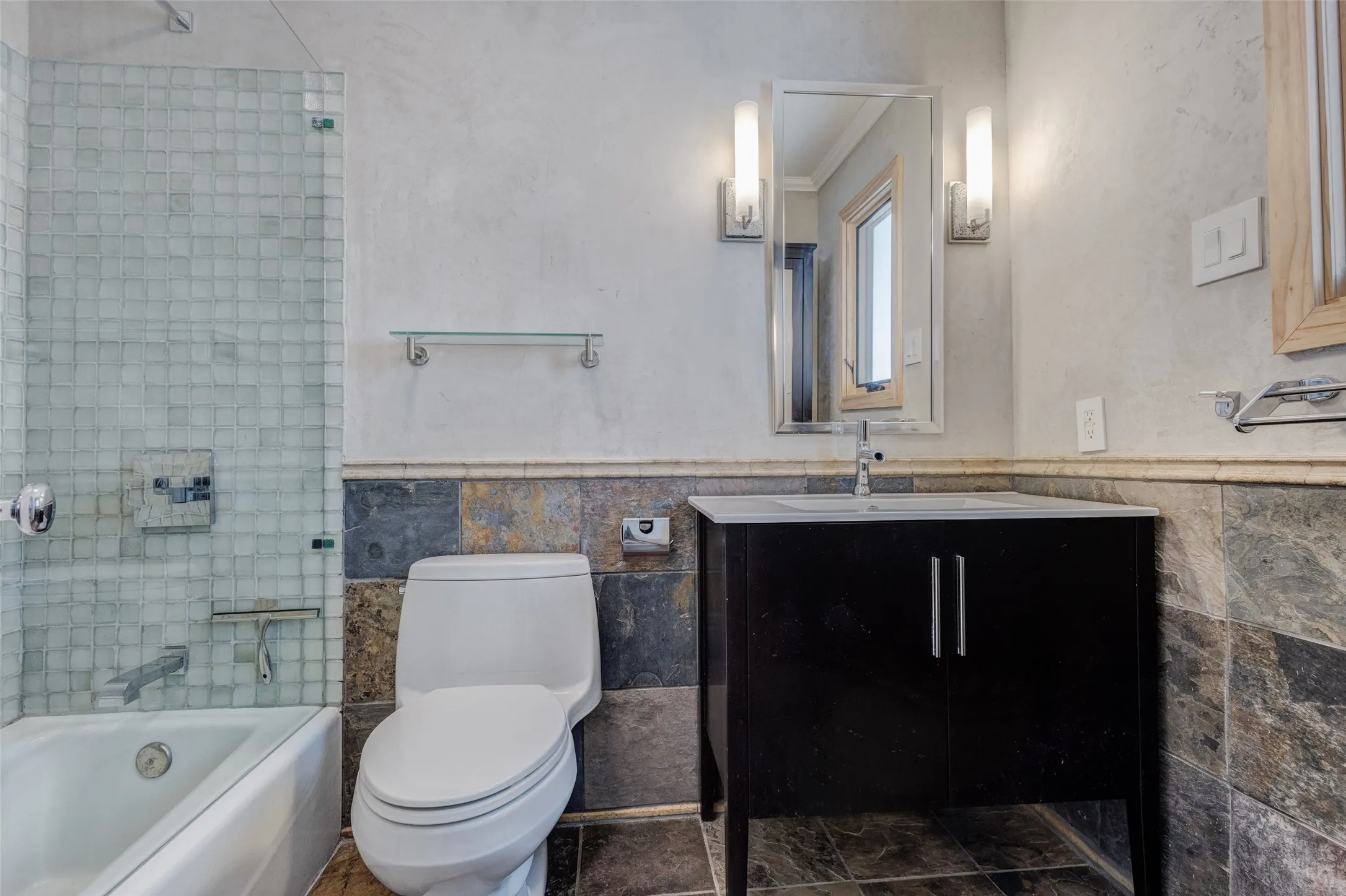 2nd ensuite bathroom
