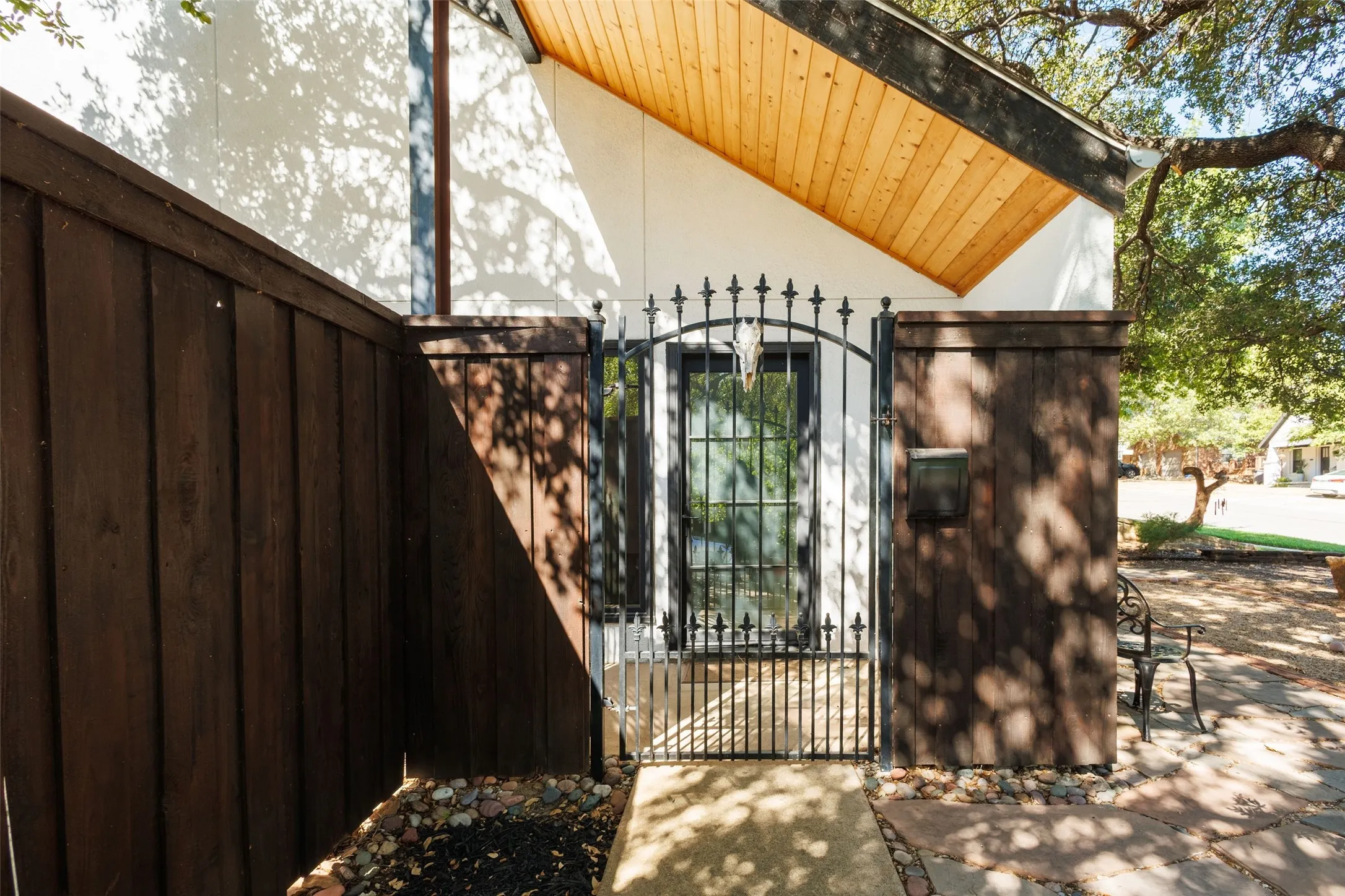 Townhouse For Sale in Tarrant County , 3701 W 5th Street, Fort Worth, Texas 76107, 2 Bedroom, 3 Bathroom, 2 Garage spaces, 1,885 Sqft, built in 1978, mls#21396416, Real Estate Agent in Fort Worth, Homes For Sale in Tarrant county, Homes For Sale in Fort Worth, Realtor in Fort Worth Texas, Real Estate Brokerage Independent Realty Texas, Luminita Cordes Realtor