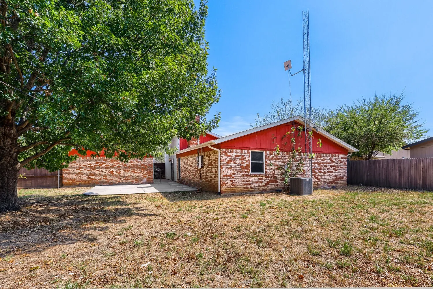 Single Family Residence For Sale in Tarrant County , 6917 Post Oak Drive, North Richland Hills, Texas 76182, 3 Bedroom, 2 Bathroom, 2 Garage spaces, 1,530 Sqft, built in 1978, mls#21398107, Real Estate Agent in North Richland Hills, Homes For Sale in Tarrant county, Homes For Sale in North Richland Hills, Realtor in North Richland Hills Texas, Real Estate Brokerage Independent Realty Texas, Luminita Cordes Realtor