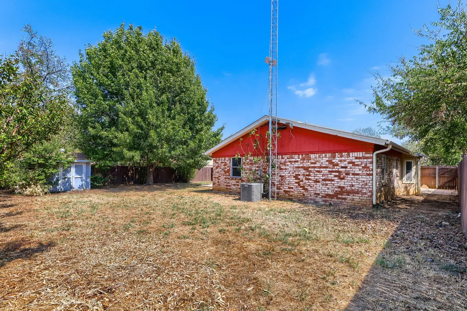 Single Family Residence For Sale in Tarrant County , 6917 Post Oak Drive, North Richland Hills, Texas 76182, 3 Bedroom, 2 Bathroom, 2 Garage spaces, 1,530 Sqft, built in 1978, mls#21398107, Real Estate Agent in North Richland Hills, Homes For Sale in Tarrant county, Homes For Sale in North Richland Hills, Realtor in North Richland Hills Texas, Real Estate Brokerage Independent Realty Texas, Luminita Cordes Realtor