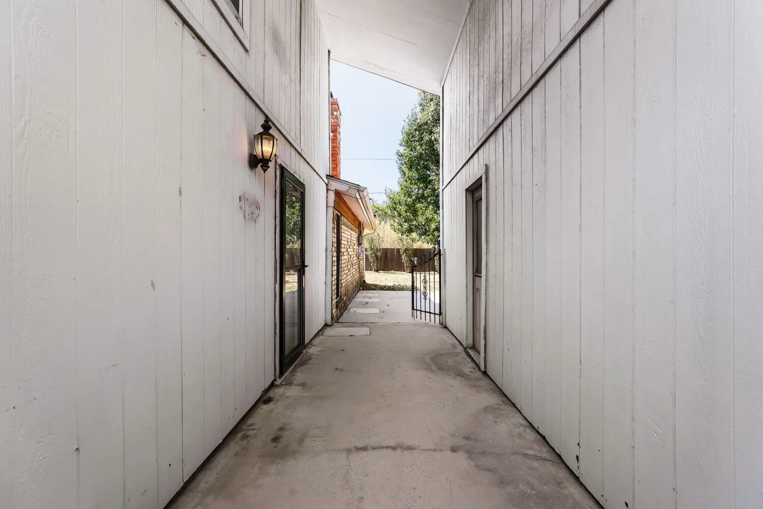 Single Family Residence For Sale in Tarrant County , 6917 Post Oak Drive, North Richland Hills, Texas 76182, 3 Bedroom, 2 Bathroom, 2 Garage spaces, 1,530 Sqft, built in 1978, mls#21398107, Real Estate Agent in North Richland Hills, Homes For Sale in Tarrant county, Homes For Sale in North Richland Hills, Realtor in North Richland Hills Texas, Real Estate Brokerage Independent Realty Texas, Luminita Cordes Realtor