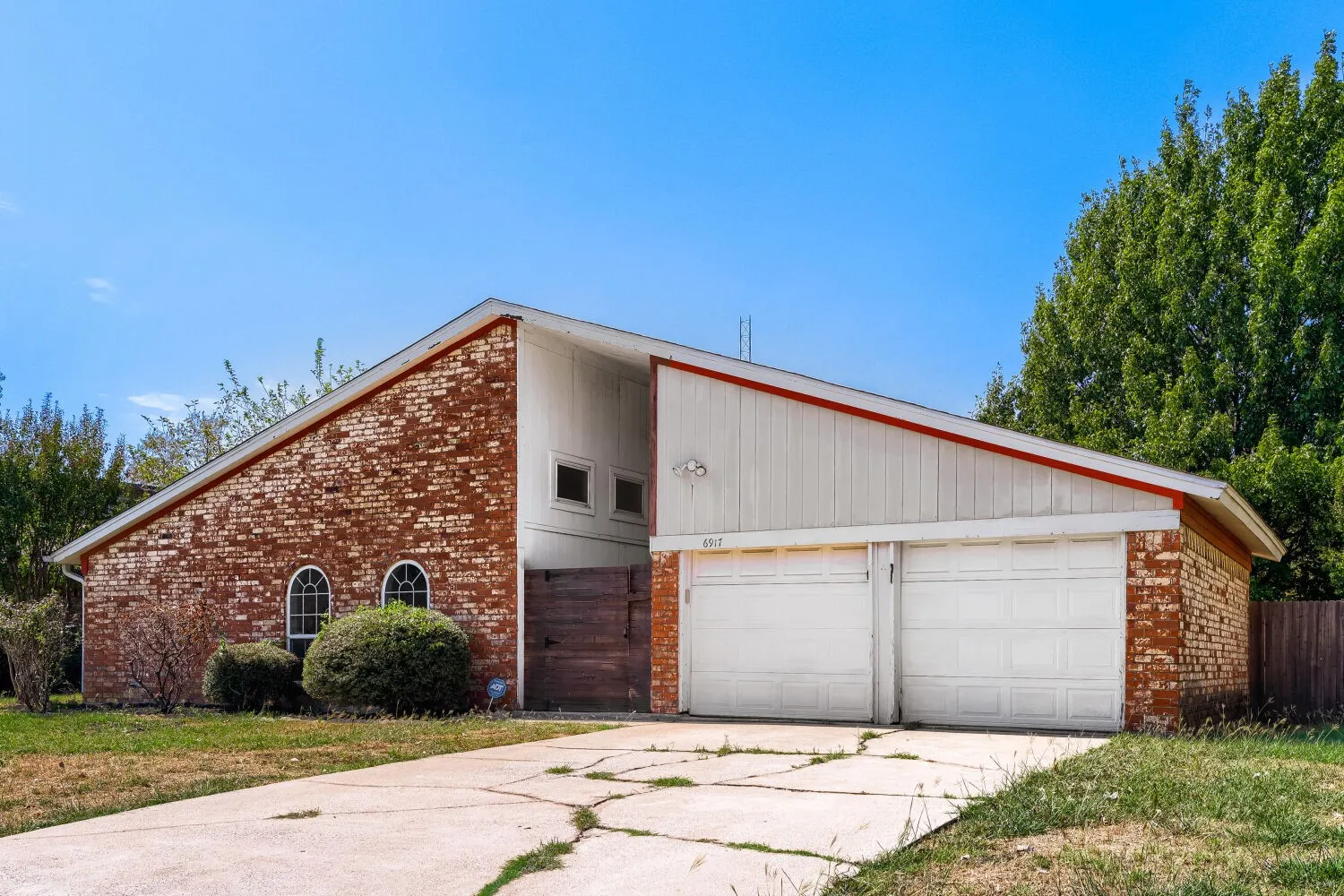 Single Family Residence For Sale in Tarrant County , 6917 Post Oak Drive, North Richland Hills, Texas 76182, 3 Bedroom, 2 Bathroom, 2 Garage spaces, 1,530 Sqft, built in 1978, mls#21398107, Real Estate Agent in North Richland Hills, Homes For Sale in Tarrant county, Homes For Sale in North Richland Hills, Realtor in North Richland Hills Texas, Real Estate Brokerage Independent Realty Texas, Luminita Cordes Realtor