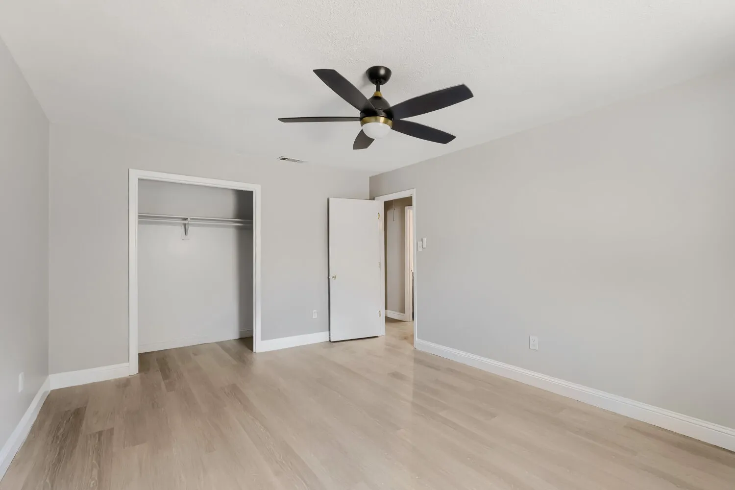 Single Family Residence For Sale in Tarrant County , 6917 Post Oak Drive, North Richland Hills, Texas 76182, 3 Bedroom, 2 Bathroom, 2 Garage spaces, 1,530 Sqft, built in 1978, mls#21398107, Real Estate Agent in North Richland Hills, Homes For Sale in Tarrant county, Homes For Sale in North Richland Hills, Realtor in North Richland Hills Texas, Real Estate Brokerage Independent Realty Texas, Luminita Cordes Realtor