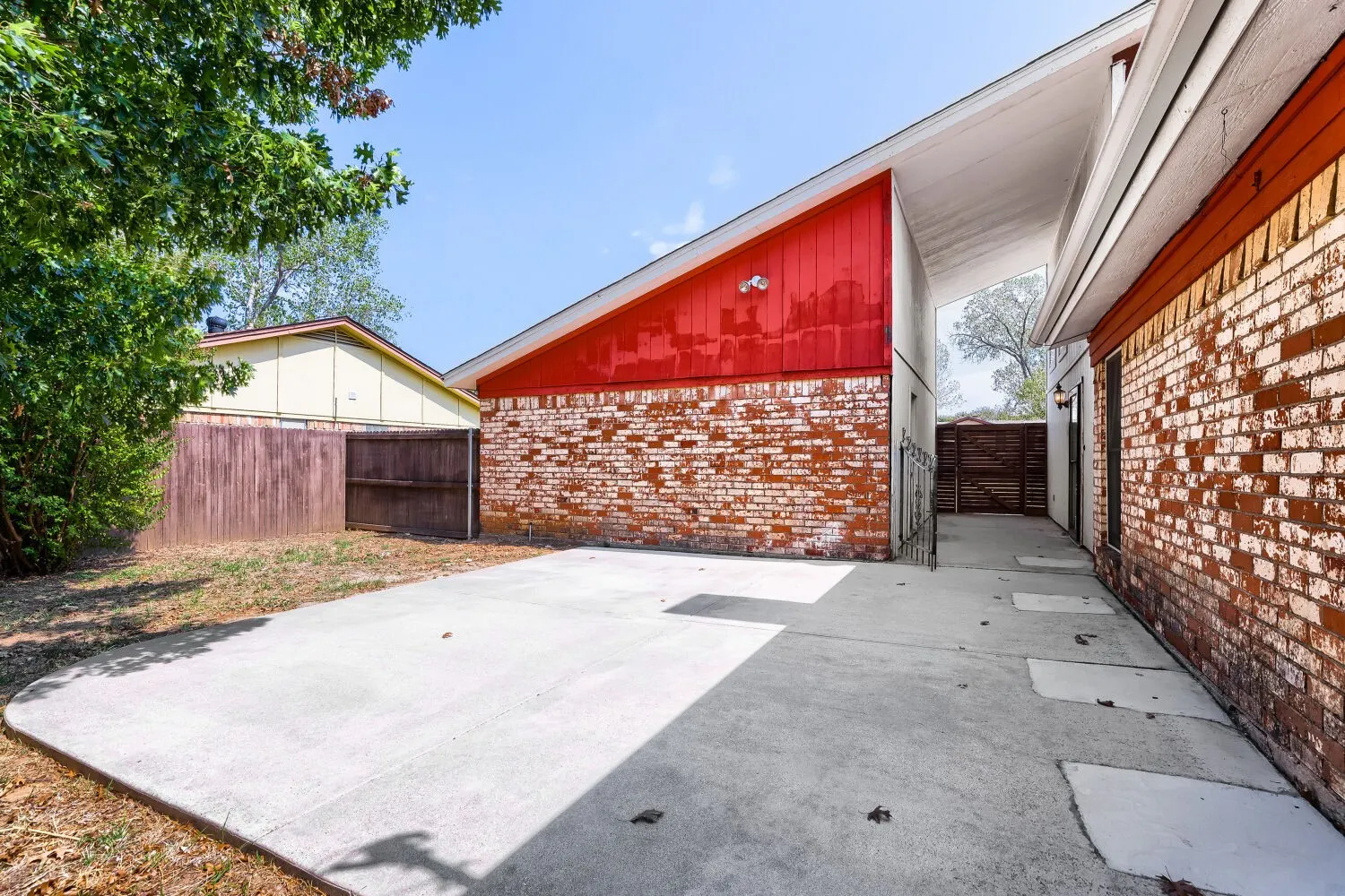 Single Family Residence For Sale in Tarrant County , 6917 Post Oak Drive, North Richland Hills, Texas 76182, 3 Bedroom, 2 Bathroom, 2 Garage spaces, 1,530 Sqft, built in 1978, mls#21398107, Real Estate Agent in North Richland Hills, Homes For Sale in Tarrant county, Homes For Sale in North Richland Hills, Realtor in North Richland Hills Texas, Real Estate Brokerage Independent Realty Texas, Luminita Cordes Realtor