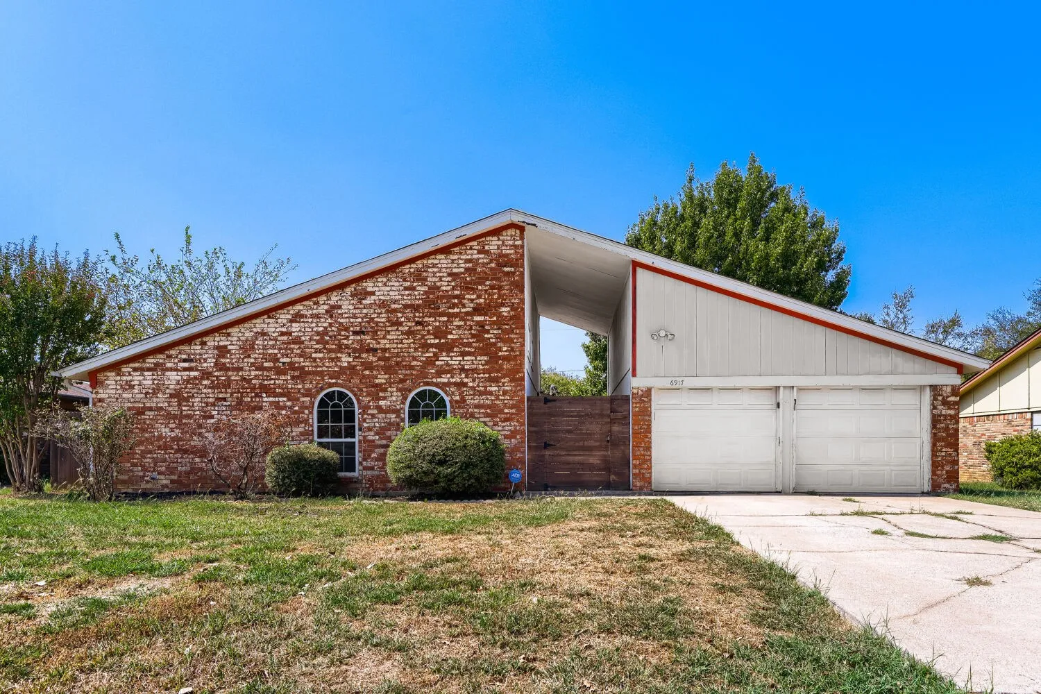 Single Family Residence For Sale in Tarrant County , 6917 Post Oak Drive, North Richland Hills, Texas 76182, 3 Bedroom, 2 Bathroom, 2 Garage spaces, 1,530 Sqft, built in 1978, mls#21398107, Real Estate Agent in North Richland Hills, Homes For Sale in Tarrant county, Homes For Sale in North Richland Hills, Realtor in North Richland Hills Texas, Real Estate Brokerage Independent Realty Texas, Luminita Cordes Realtor