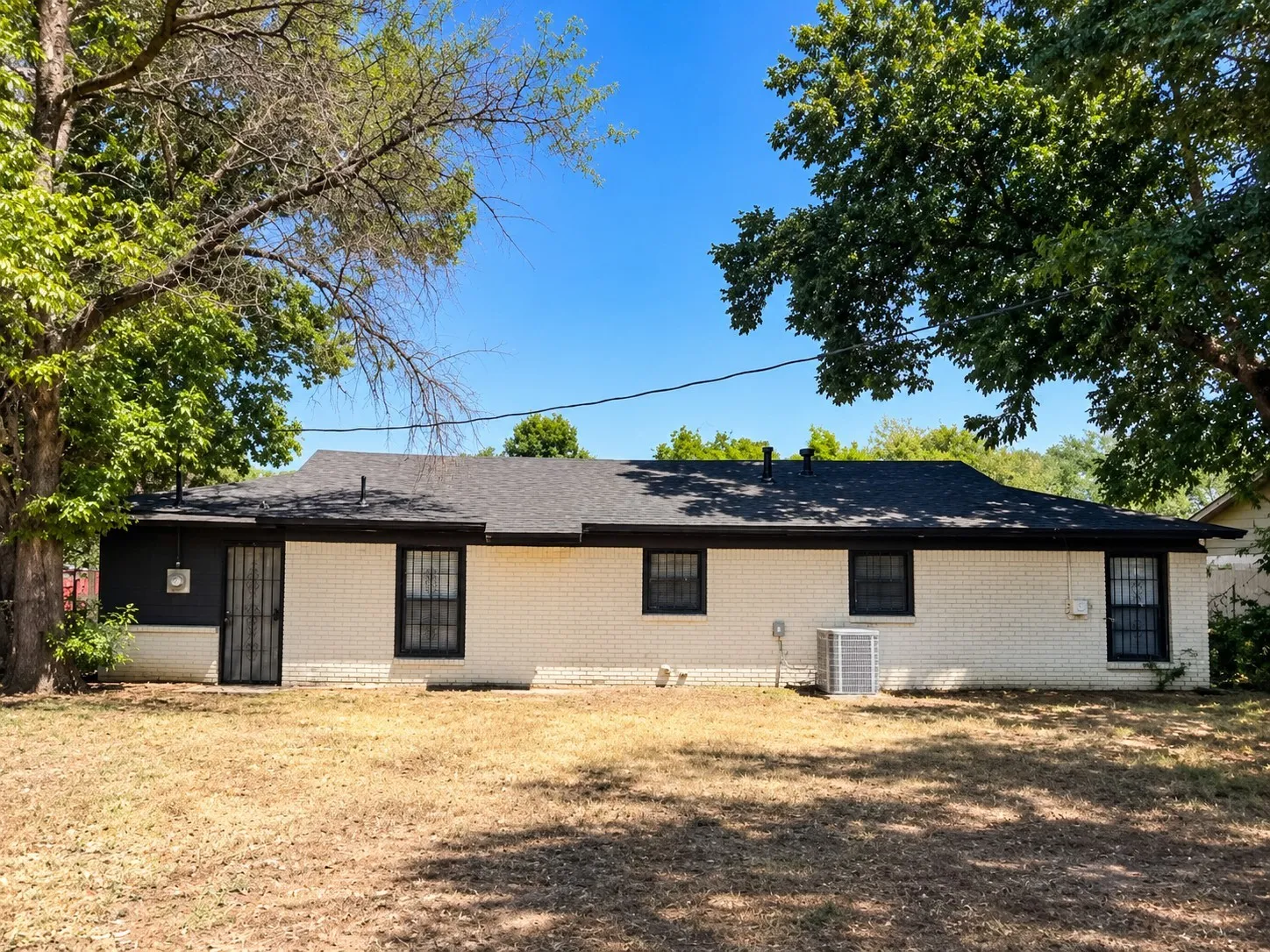 Single Family Residence For Rent in Tarrant County , 4200 Pate Drive, Fort Worth, Texas 76119, 3 Bedroom, 1 Bathroom, 1 Garage spaces, 1,088 Sqft, built in 1958, mls#21398329, Real Estate Agent in Fort Worth, Homes For Rent in Tarrant county, Homes For Rent in Fort Worth, Realtor in Fort Worth Texas, Real Estate Brokerage Independent Realty Texas, Luminita Cordes Realtor