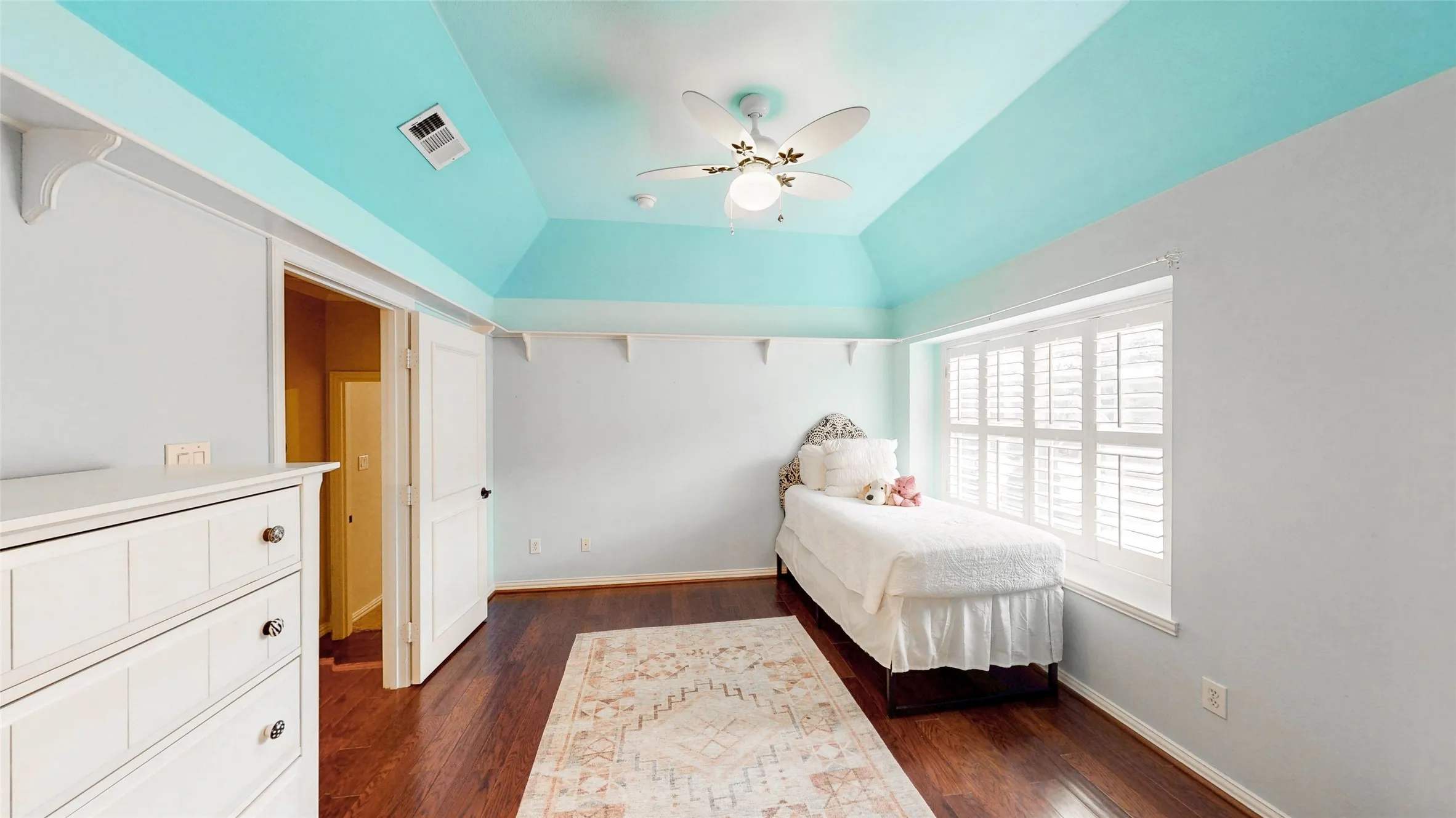 Single Family Residence For Sale in Denton County , 4319 Crown Knoll Circle, Flower Mound, Texas 75028, 4 Bedroom, 4 Bathroom, 3 Garage spaces, 3,917 Sqft, built in 1997, mls#21398331, Real Estate Agent in Flower Mound, Homes For Sale in Denton county, Homes For Sale in Flower Mound, Realtor in Flower Mound Texas, Real Estate Brokerage Independent Realty Texas, Luminita Cordes Realtor