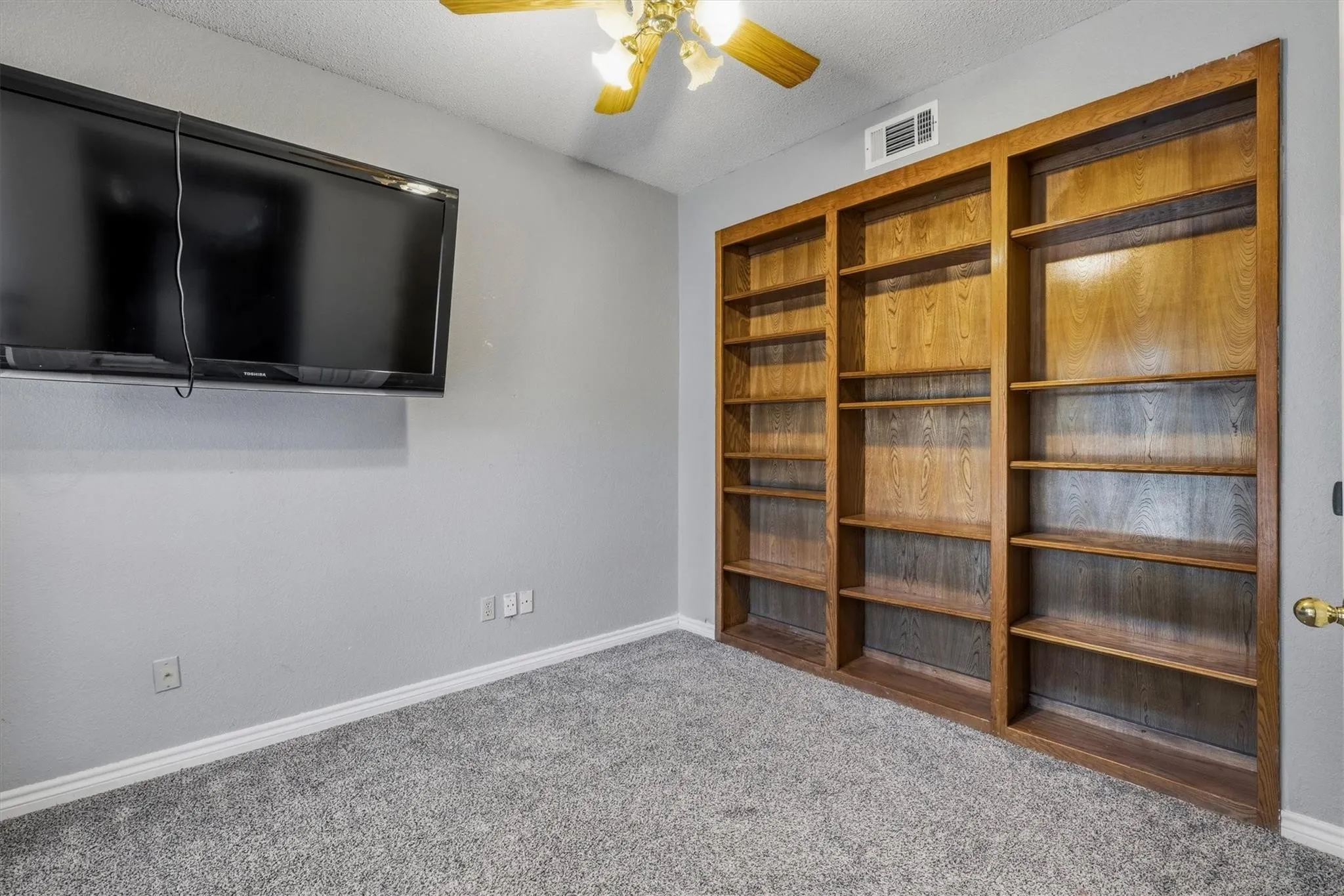 Single Family Residence For Rent in Dallas County , 2324 Boardwalk Drive, Mesquite, Texas 75181, 5 Bedroom, 3 Bathroom, 2 Garage spaces, 2,884 Sqft, built in 1991, mls#21398340, Real Estate Agent in Mesquite, Homes For Rent in Dallas county, Homes For Rent in Mesquite, Realtor in Mesquite Texas, Real Estate Brokerage Independent Realty Texas, Luminita Cordes Realtor