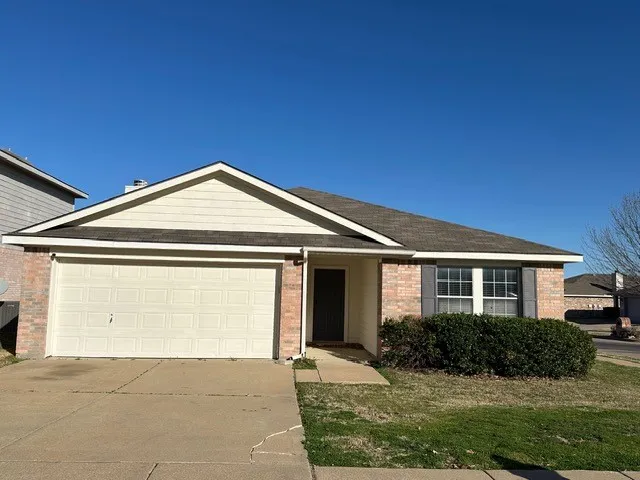 Single Family Residence For Rent in Tarrant County , 9300 Goldenview Drive, Fort Worth, Texas 76244, 4 Bedroom, 2 Bathroom, 2 Garage spaces, 1,860 Sqft, built in 2002, mls#21398359, Real Estate Agent in Fort Worth, Homes For Rent in Tarrant county, Homes For Rent in Fort Worth, Realtor in Fort Worth Texas, Real Estate Brokerage Independent Realty Texas, Luminita Cordes Realtor