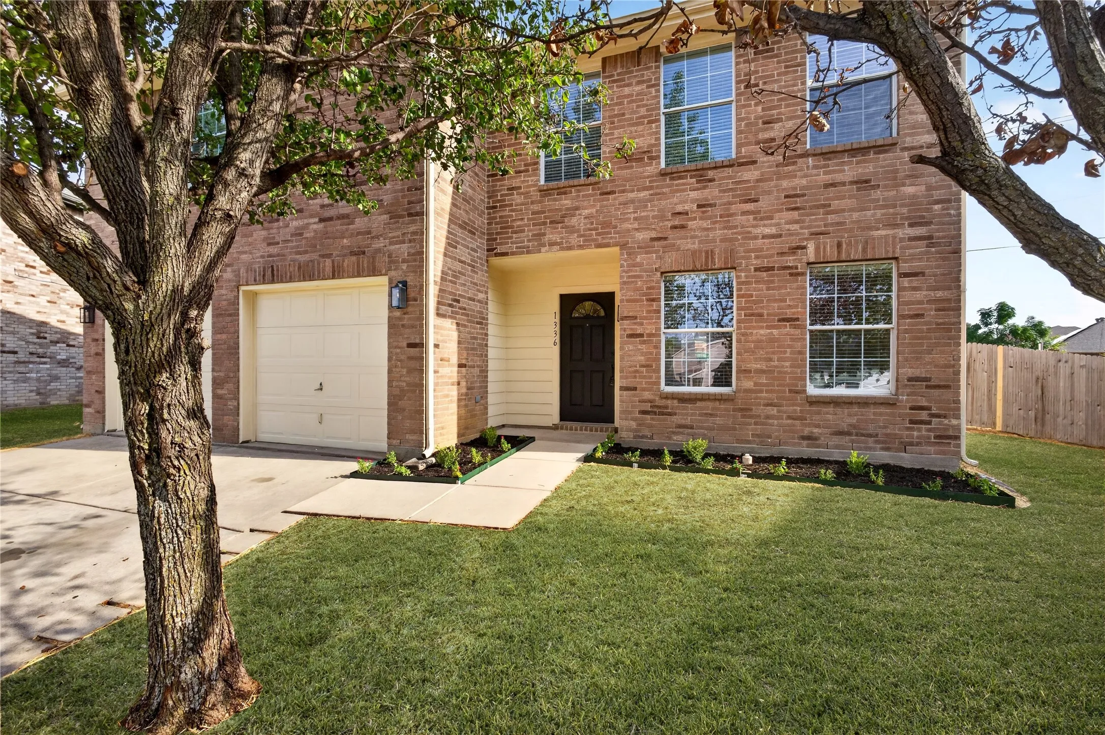 Single Family Residence For Sale in Dallas County , 1336 Kiwi Court, Dallas, Texas 75051, 4 Bedroom, 3 Bathroom, 2 Garage spaces, 2,329 Sqft, built in 2009, mls#21397950, Real Estate Agent in Dallas, Homes For Sale in Dallas county, Homes For Sale in Dallas, Realtor in Dallas Texas, Real Estate Brokerage Independent Realty Texas, Luminita Cordes Realtor