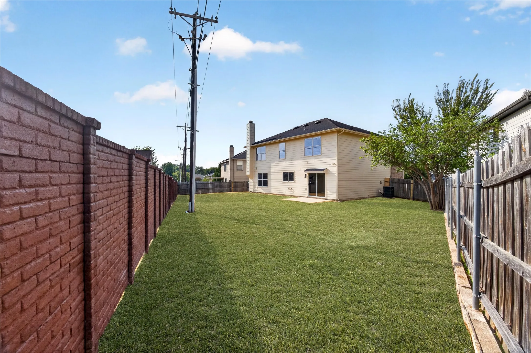 Single Family Residence For Sale in Dallas County , 1336 Kiwi Court, Dallas, Texas 75051, 4 Bedroom, 3 Bathroom, 2 Garage spaces, 2,329 Sqft, built in 2009, mls#21397950, Real Estate Agent in Dallas, Homes For Sale in Dallas county, Homes For Sale in Dallas, Realtor in Dallas Texas, Real Estate Brokerage Independent Realty Texas, Luminita Cordes Realtor