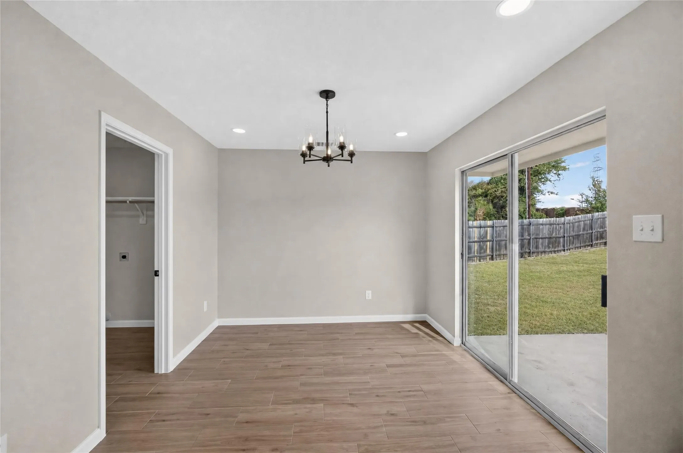 Single Family Residence For Sale in Dallas County , 1336 Kiwi Court, Dallas, Texas 75051, 4 Bedroom, 3 Bathroom, 2 Garage spaces, 2,329 Sqft, built in 2009, mls#21397950, Real Estate Agent in Dallas, Homes For Sale in Dallas county, Homes For Sale in Dallas, Realtor in Dallas Texas, Real Estate Brokerage Independent Realty Texas, Luminita Cordes Realtor