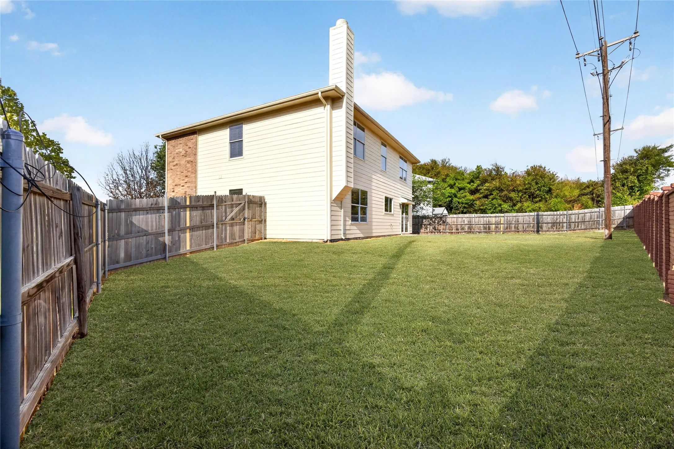 Single Family Residence For Sale in Dallas County , 1336 Kiwi Court, Dallas, Texas 75051, 4 Bedroom, 3 Bathroom, 2 Garage spaces, 2,329 Sqft, built in 2009, mls#21397950, Real Estate Agent in Dallas, Homes For Sale in Dallas county, Homes For Sale in Dallas, Realtor in Dallas Texas, Real Estate Brokerage Independent Realty Texas, Luminita Cordes Realtor