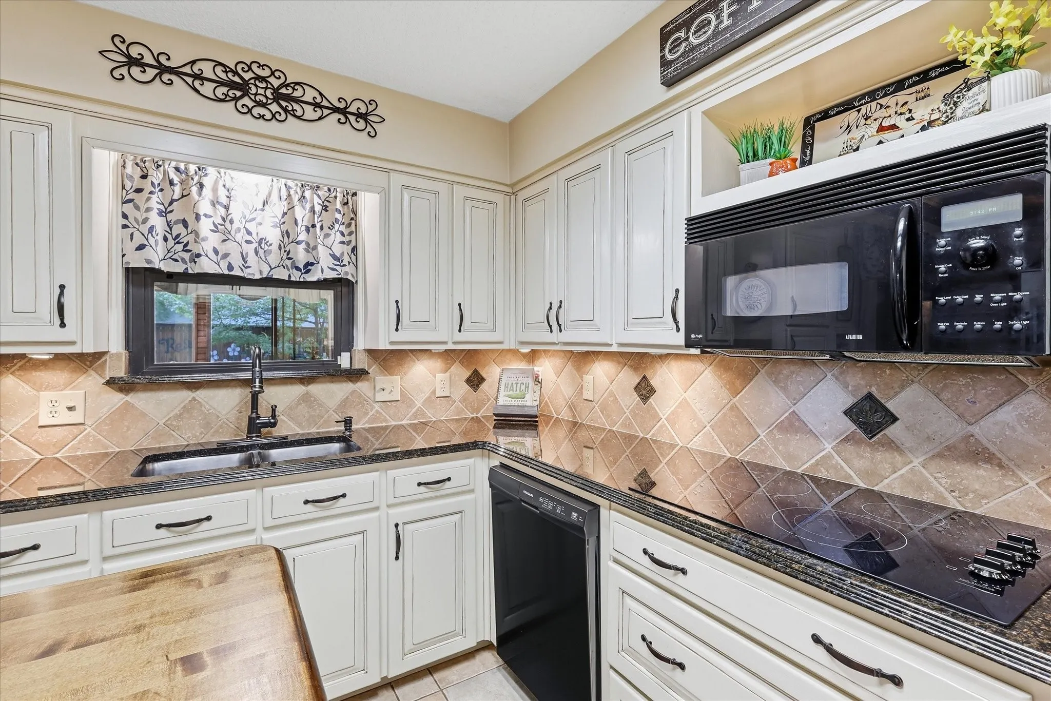 Single Family Residence For Sale in Tarrant County , 707 Glenn Drive, Euless, Texas 76039, 3 Bedroom, 2 Bathroom, 2 Garage spaces, 2,168 Sqft, built in 1982, mls#21398287, Real Estate Agent in Euless, Homes For Sale in Tarrant county, Homes For Sale in Euless, Realtor in Euless Texas, Real Estate Brokerage Independent Realty Texas, Luminita Cordes Realtor