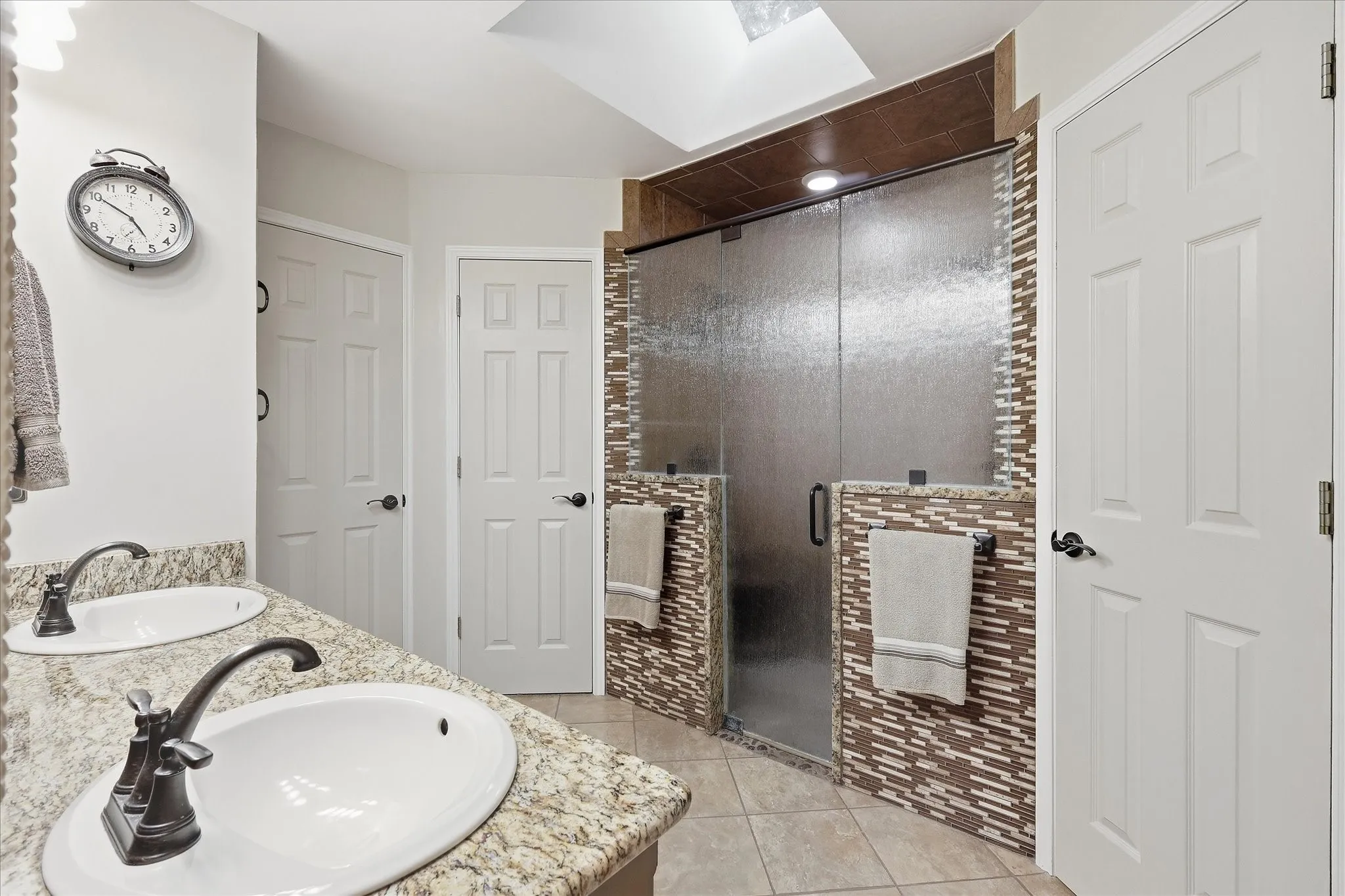 Single Family Residence For Sale in Tarrant County , 707 Glenn Drive, Euless, Texas 76039, 3 Bedroom, 2 Bathroom, 2 Garage spaces, 2,168 Sqft, built in 1982, mls#21398287, Real Estate Agent in Euless, Homes For Sale in Tarrant county, Homes For Sale in Euless, Realtor in Euless Texas, Real Estate Brokerage Independent Realty Texas, Luminita Cordes Realtor