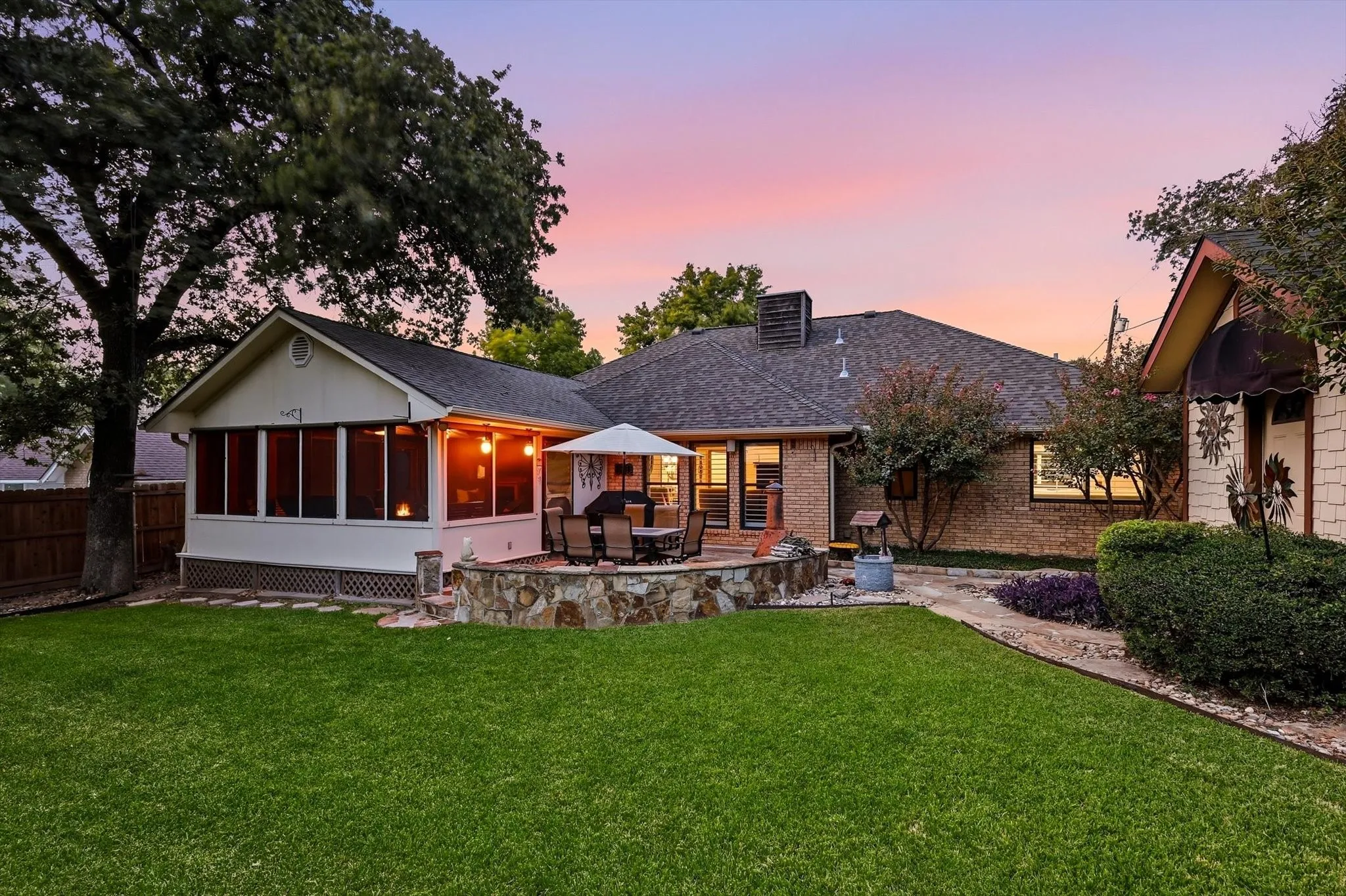 Single Family Residence For Sale in Tarrant County , 707 Glenn Drive, Euless, Texas 76039, 3 Bedroom, 2 Bathroom, 2 Garage spaces, 2,168 Sqft, built in 1982, mls#21398287, Real Estate Agent in Euless, Homes For Sale in Tarrant county, Homes For Sale in Euless, Realtor in Euless Texas, Real Estate Brokerage Independent Realty Texas, Luminita Cordes Realtor