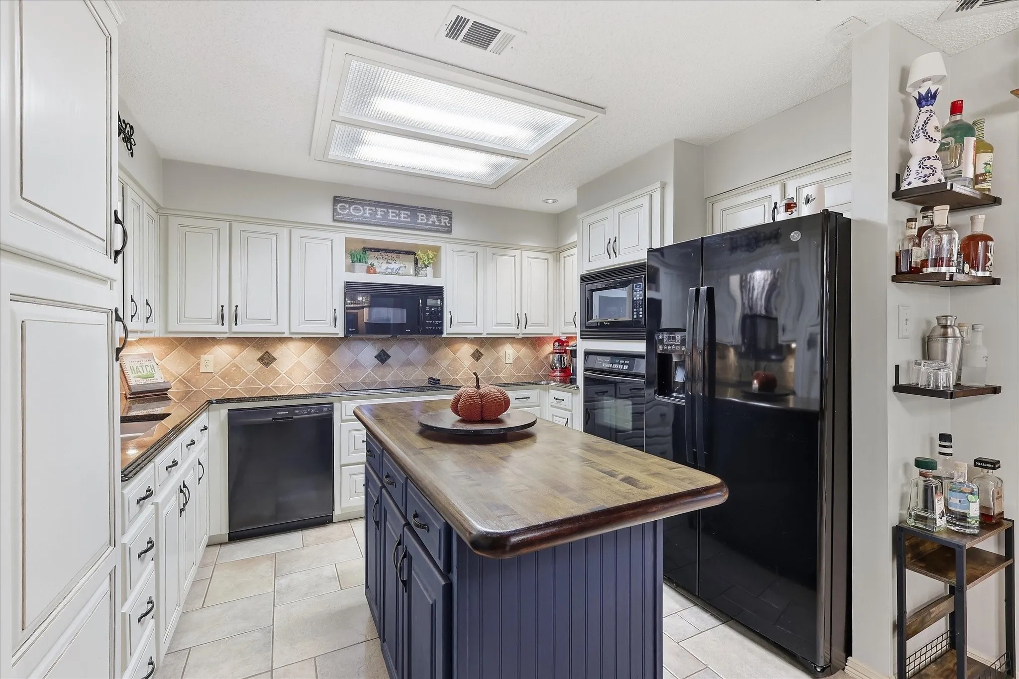Single Family Residence For Sale in Tarrant County , 707 Glenn Drive, Euless, Texas 76039, 3 Bedroom, 2 Bathroom, 2 Garage spaces, 2,168 Sqft, built in 1982, mls#21398287, Real Estate Agent in Euless, Homes For Sale in Tarrant county, Homes For Sale in Euless, Realtor in Euless Texas, Real Estate Brokerage Independent Realty Texas, Luminita Cordes Realtor