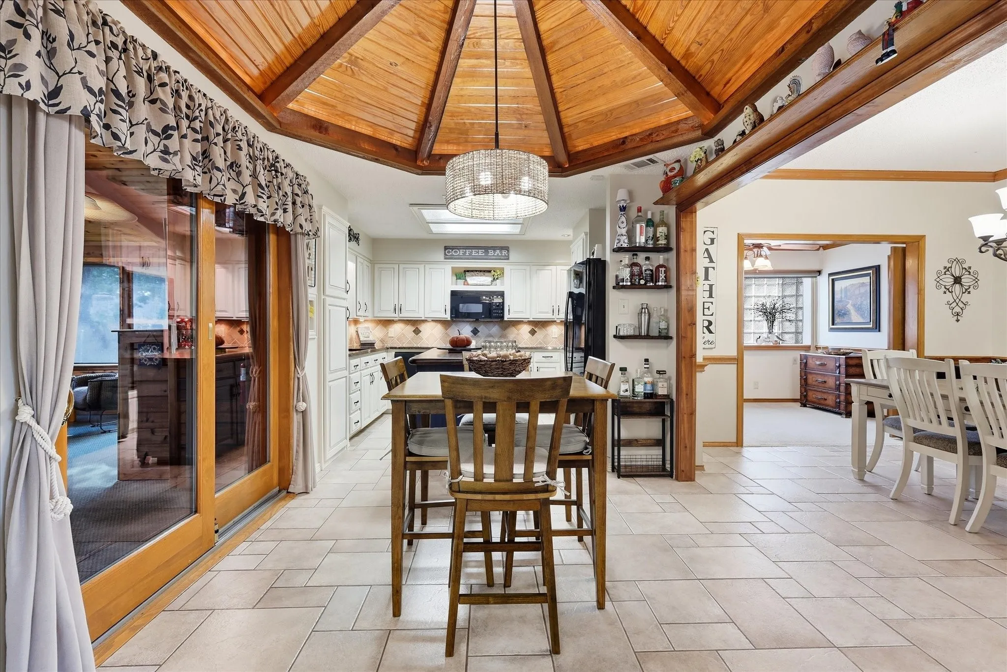 Single Family Residence For Sale in Tarrant County , 707 Glenn Drive, Euless, Texas 76039, 3 Bedroom, 2 Bathroom, 2 Garage spaces, 2,168 Sqft, built in 1982, mls#21398287, Real Estate Agent in Euless, Homes For Sale in Tarrant county, Homes For Sale in Euless, Realtor in Euless Texas, Real Estate Brokerage Independent Realty Texas, Luminita Cordes Realtor