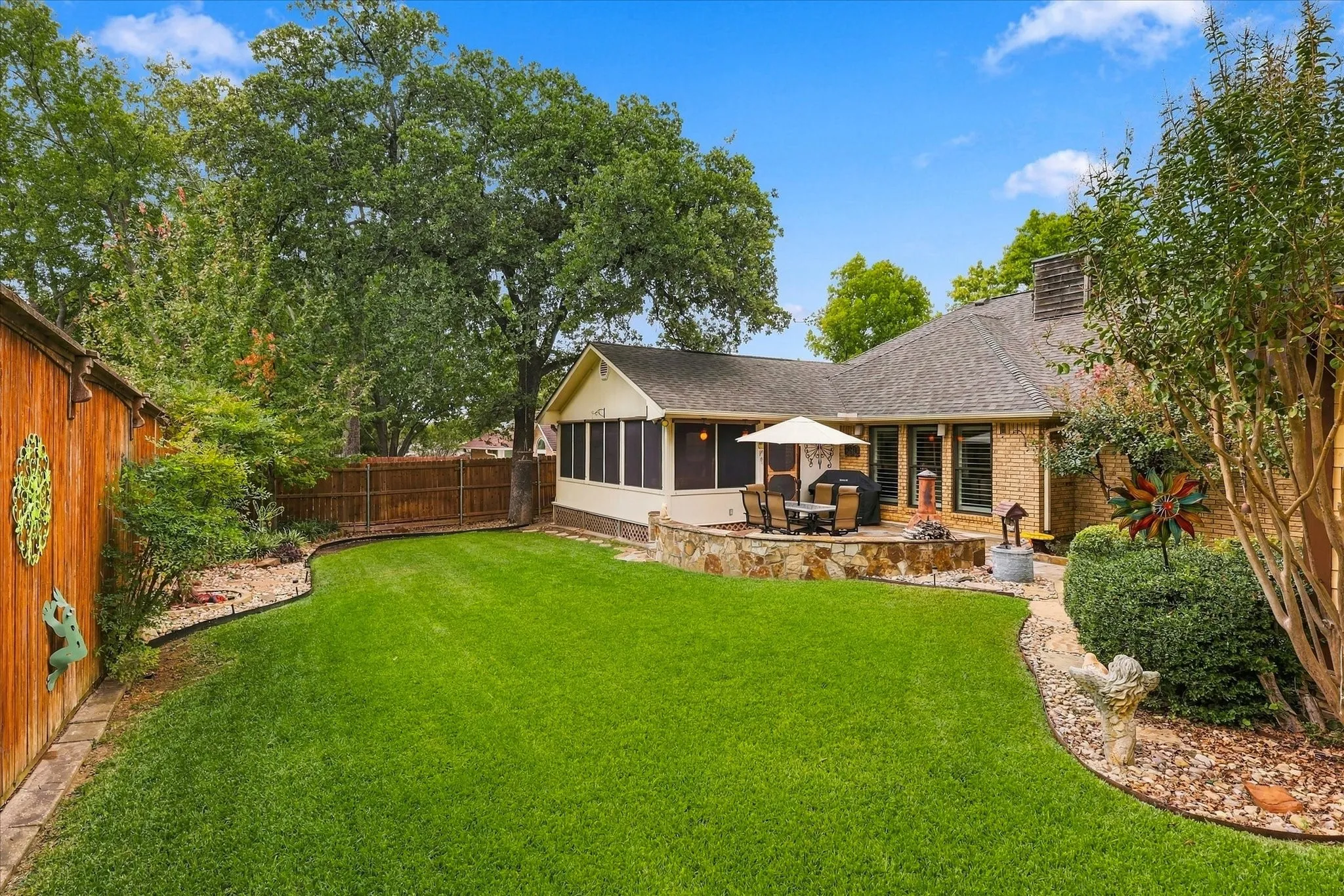 Single Family Residence For Sale in Tarrant County , 707 Glenn Drive, Euless, Texas 76039, 3 Bedroom, 2 Bathroom, 2 Garage spaces, 2,168 Sqft, built in 1982, mls#21398287, Real Estate Agent in Euless, Homes For Sale in Tarrant county, Homes For Sale in Euless, Realtor in Euless Texas, Real Estate Brokerage Independent Realty Texas, Luminita Cordes Realtor