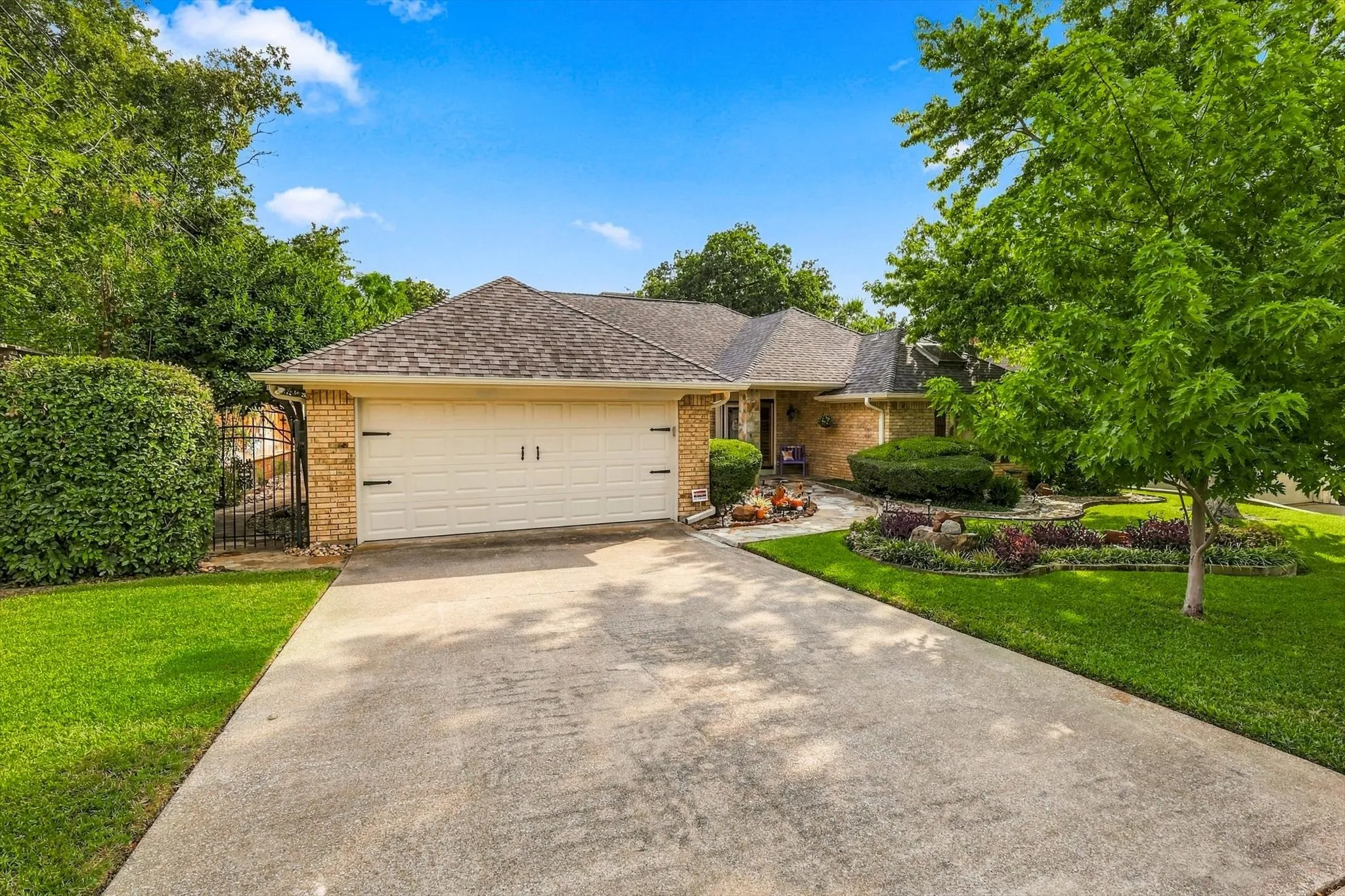 Single Family Residence For Sale in Tarrant County , 707 Glenn Drive, Euless, Texas 76039, 3 Bedroom, 2 Bathroom, 2 Garage spaces, 2,168 Sqft, built in 1982, mls#21398287, Real Estate Agent in Euless, Homes For Sale in Tarrant county, Homes For Sale in Euless, Realtor in Euless Texas, Real Estate Brokerage Independent Realty Texas, Luminita Cordes Realtor