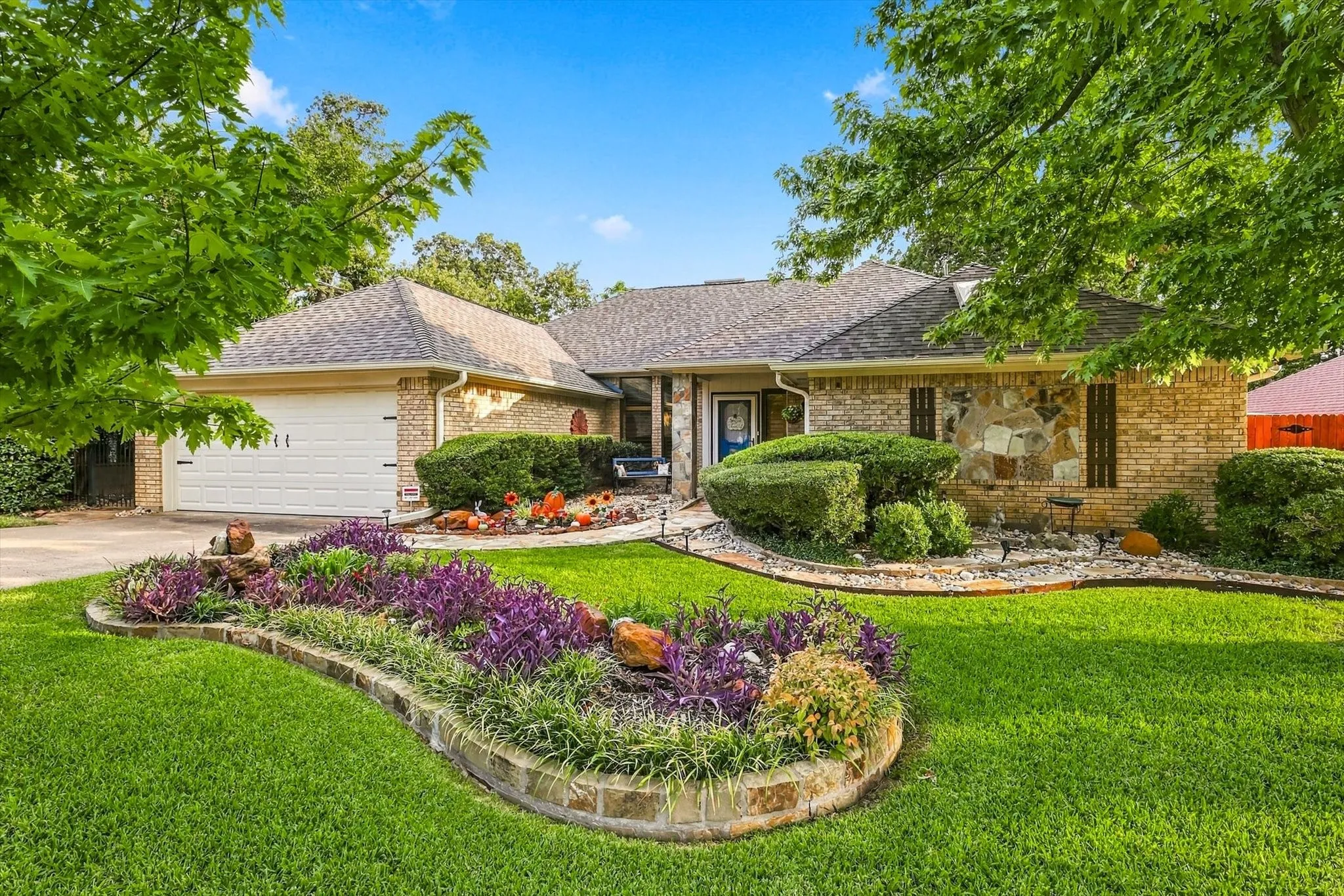 Single Family Residence For Sale in Tarrant County , 707 Glenn Drive, Euless, Texas 76039, 3 Bedroom, 2 Bathroom, 2 Garage spaces, 2,168 Sqft, built in 1982, mls#21398287, Real Estate Agent in Euless, Homes For Sale in Tarrant county, Homes For Sale in Euless, Realtor in Euless Texas, Real Estate Brokerage Independent Realty Texas, Luminita Cordes Realtor