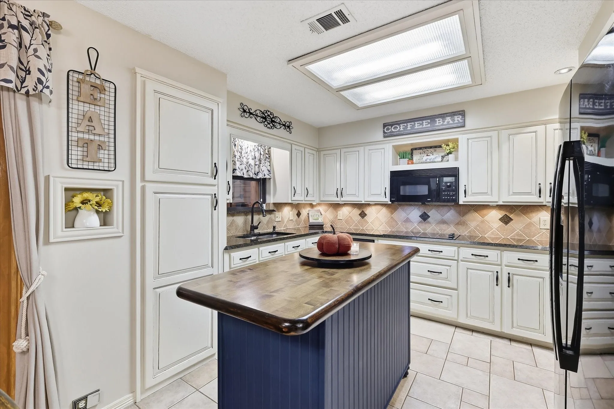 Single Family Residence For Sale in Tarrant County , 707 Glenn Drive, Euless, Texas 76039, 3 Bedroom, 2 Bathroom, 2 Garage spaces, 2,168 Sqft, built in 1982, mls#21398287, Real Estate Agent in Euless, Homes For Sale in Tarrant county, Homes For Sale in Euless, Realtor in Euless Texas, Real Estate Brokerage Independent Realty Texas, Luminita Cordes Realtor