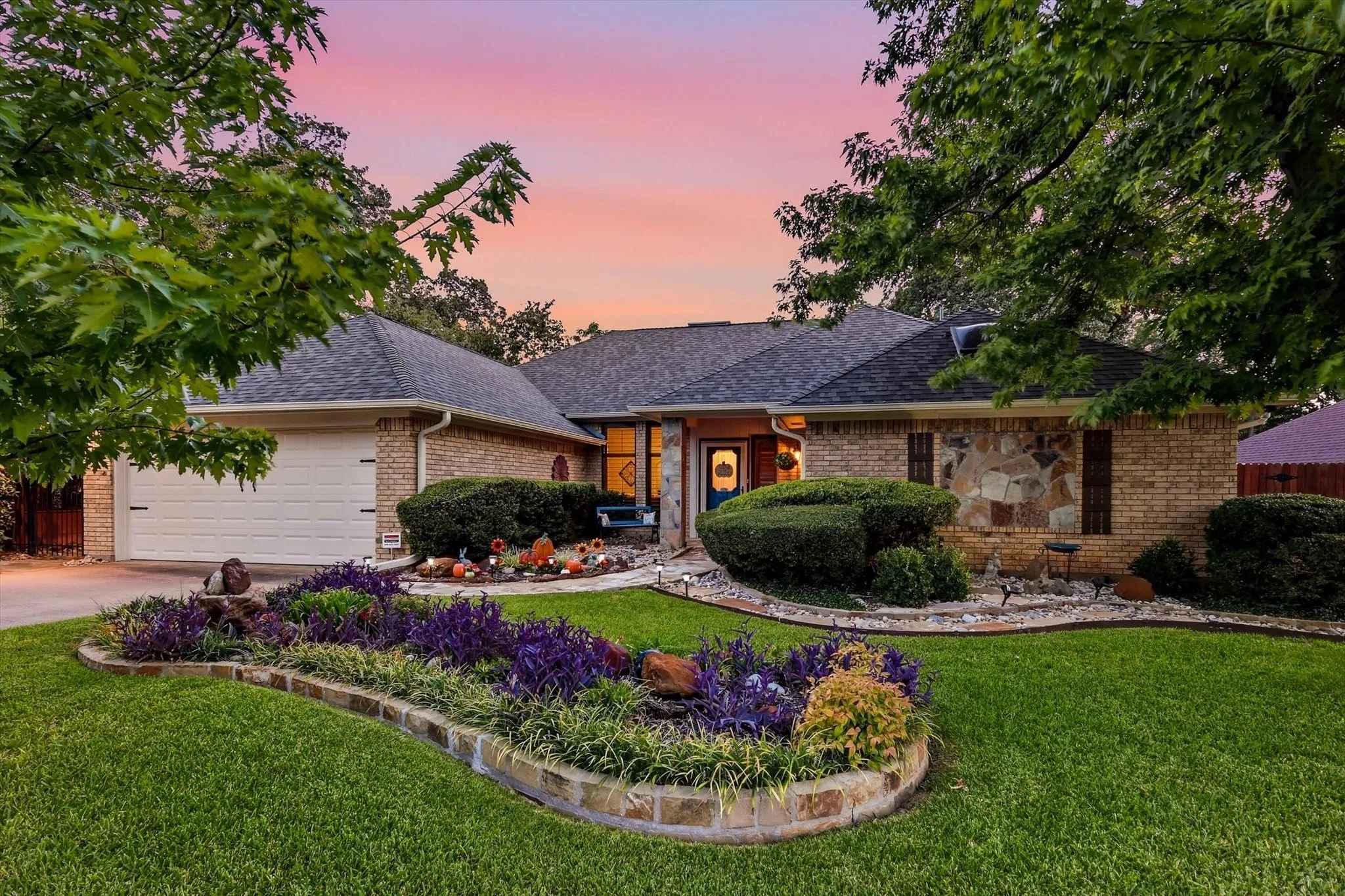 Single Family Residence For Sale in Tarrant County , 707 Glenn Drive, Euless, Texas 76039, 3 Bedroom, 2 Bathroom, 2 Garage spaces, 2,168 Sqft, built in 1982, mls#21398287, Real Estate Agent in Euless, Homes For Sale in Tarrant county, Homes For Sale in Euless, Realtor in Euless Texas, Real Estate Brokerage Independent Realty Texas, Luminita Cordes Realtor