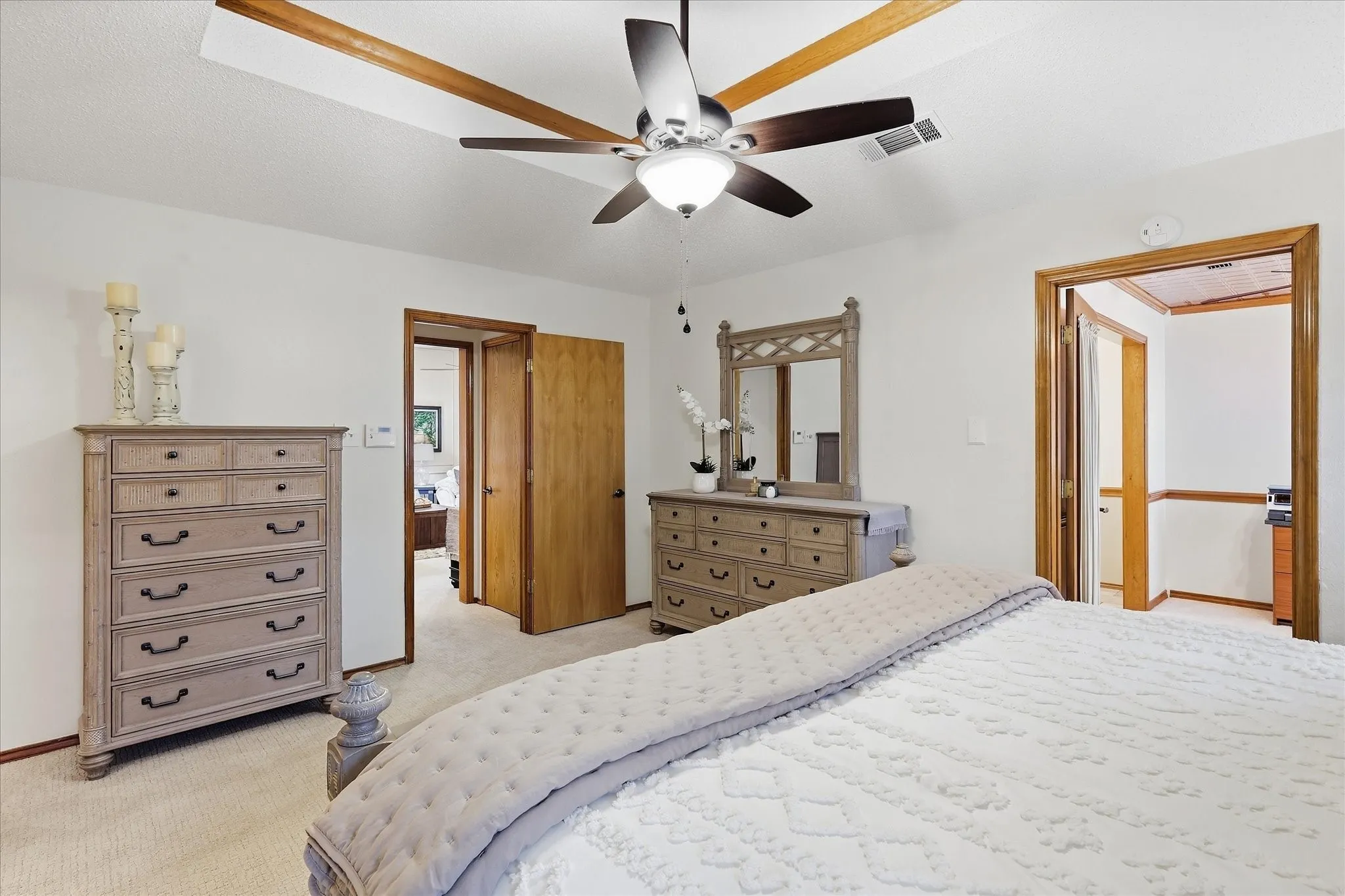 Single Family Residence For Sale in Tarrant County , 707 Glenn Drive, Euless, Texas 76039, 3 Bedroom, 2 Bathroom, 2 Garage spaces, 2,168 Sqft, built in 1982, mls#21398287, Real Estate Agent in Euless, Homes For Sale in Tarrant county, Homes For Sale in Euless, Realtor in Euless Texas, Real Estate Brokerage Independent Realty Texas, Luminita Cordes Realtor