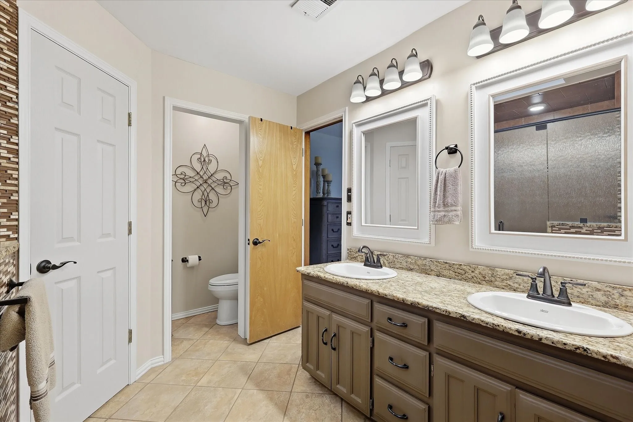 Single Family Residence For Sale in Tarrant County , 707 Glenn Drive, Euless, Texas 76039, 3 Bedroom, 2 Bathroom, 2 Garage spaces, 2,168 Sqft, built in 1982, mls#21398287, Real Estate Agent in Euless, Homes For Sale in Tarrant county, Homes For Sale in Euless, Realtor in Euless Texas, Real Estate Brokerage Independent Realty Texas, Luminita Cordes Realtor