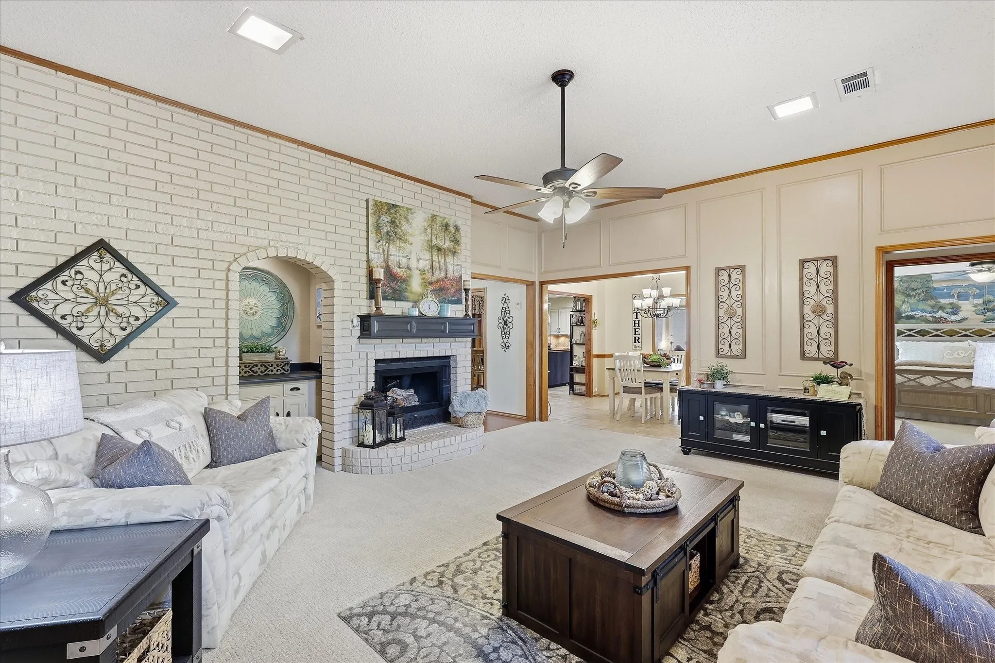 Single Family Residence For Sale in Tarrant County , 707 Glenn Drive, Euless, Texas 76039, 3 Bedroom, 2 Bathroom, 2 Garage spaces, 2,168 Sqft, built in 1982, mls#21398287, Real Estate Agent in Euless, Homes For Sale in Tarrant county, Homes For Sale in Euless, Realtor in Euless Texas, Real Estate Brokerage Independent Realty Texas, Luminita Cordes Realtor
