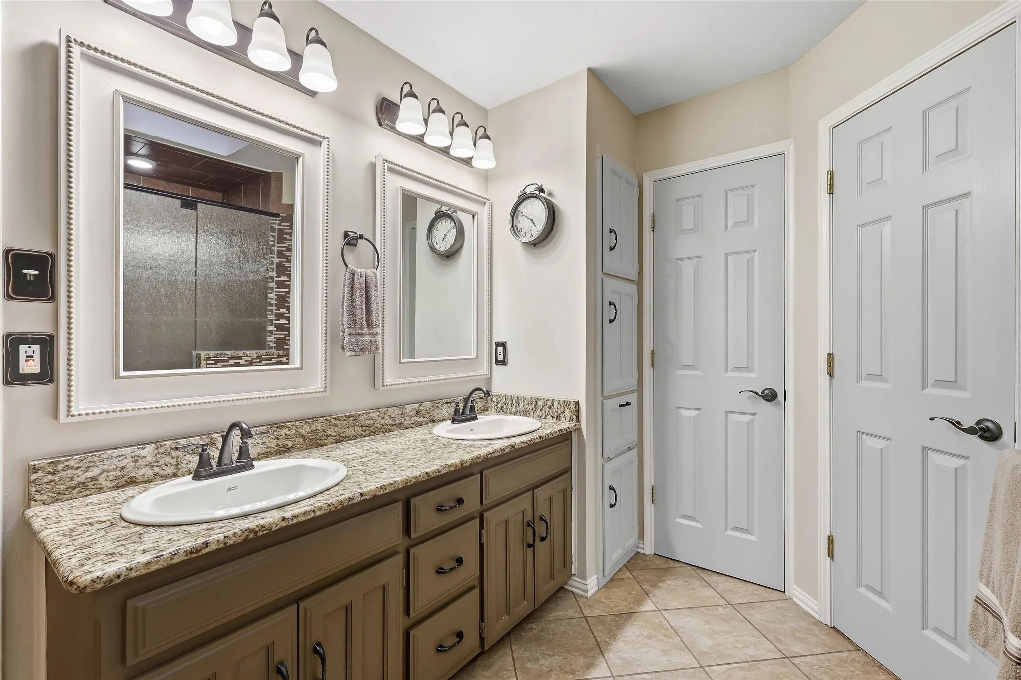 Single Family Residence For Sale in Tarrant County , 707 Glenn Drive, Euless, Texas 76039, 3 Bedroom, 2 Bathroom, 2 Garage spaces, 2,168 Sqft, built in 1982, mls#21398287, Real Estate Agent in Euless, Homes For Sale in Tarrant county, Homes For Sale in Euless, Realtor in Euless Texas, Real Estate Brokerage Independent Realty Texas, Luminita Cordes Realtor