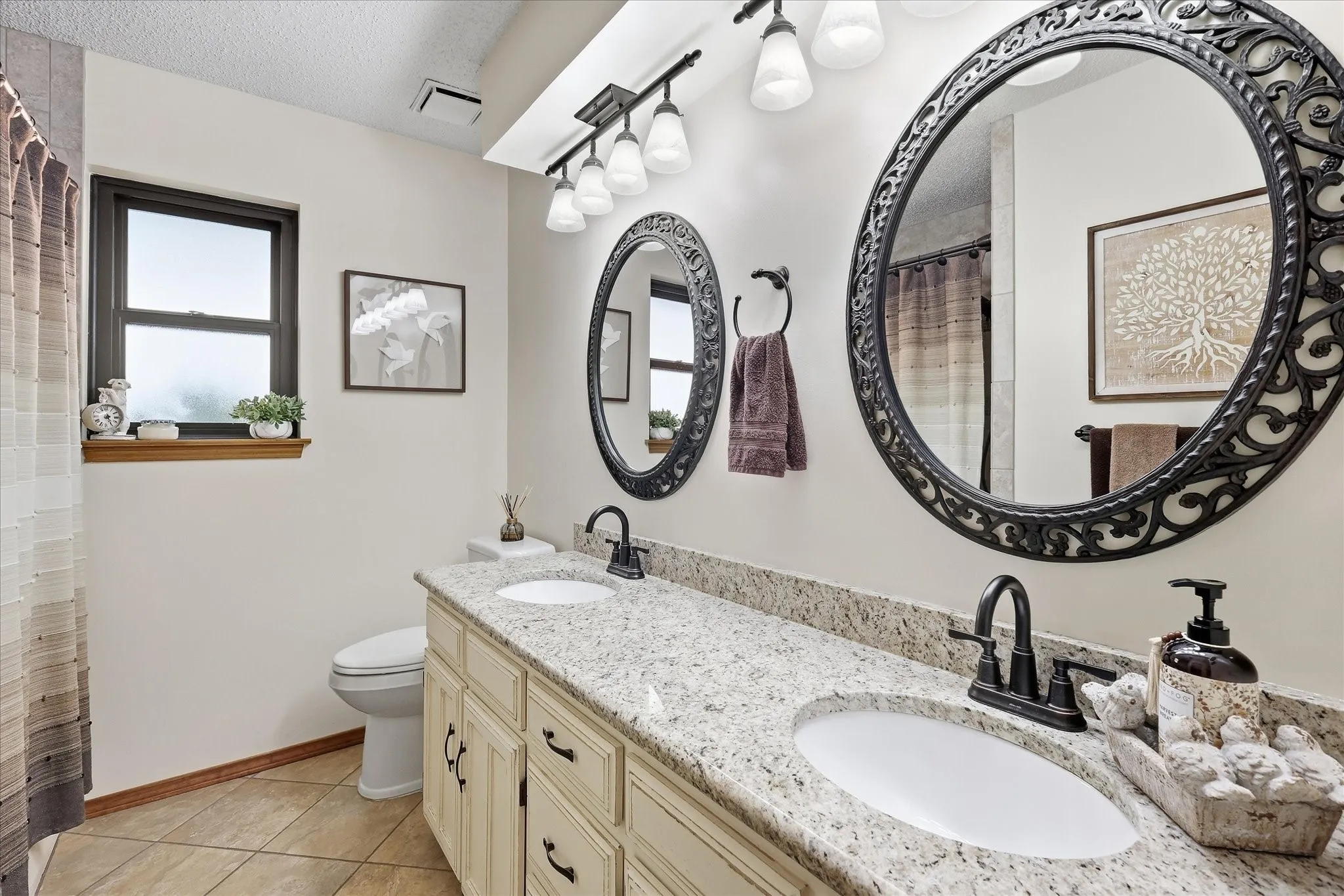 Single Family Residence For Sale in Tarrant County , 707 Glenn Drive, Euless, Texas 76039, 3 Bedroom, 2 Bathroom, 2 Garage spaces, 2,168 Sqft, built in 1982, mls#21398287, Real Estate Agent in Euless, Homes For Sale in Tarrant county, Homes For Sale in Euless, Realtor in Euless Texas, Real Estate Brokerage Independent Realty Texas, Luminita Cordes Realtor